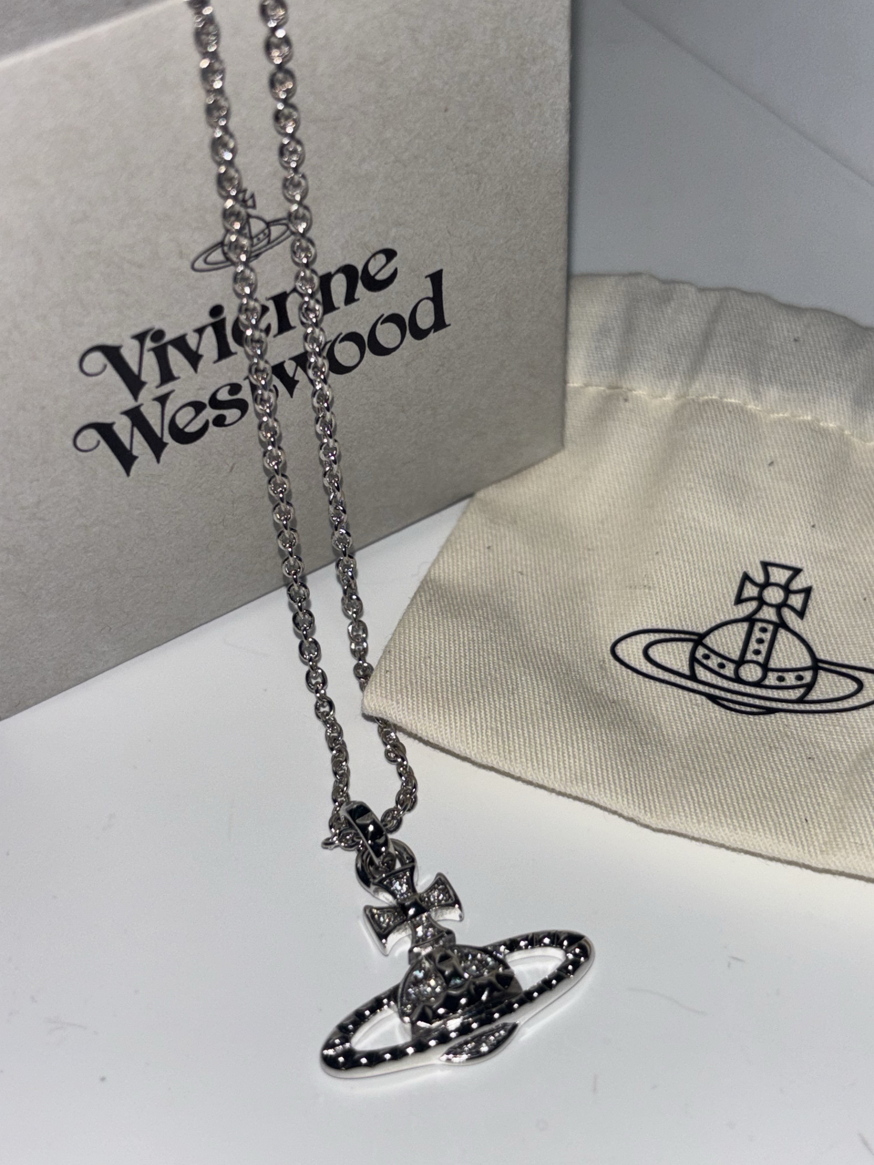 Vivienne Westwood Mayfair Bas Relief Pendant Silver 착용 스타일