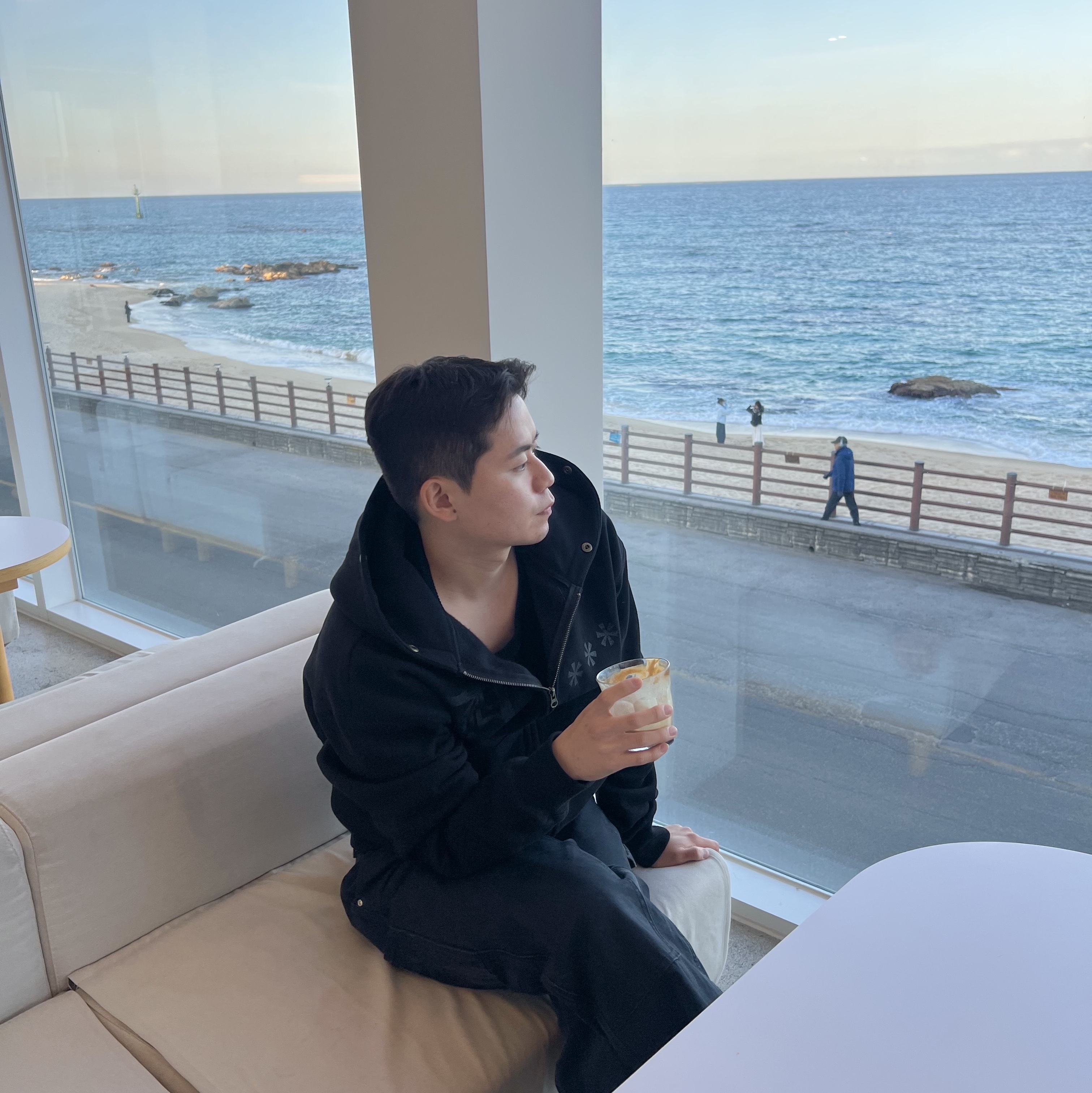 AMOU Fur Hoodie Zip Up Black 착용 스타일