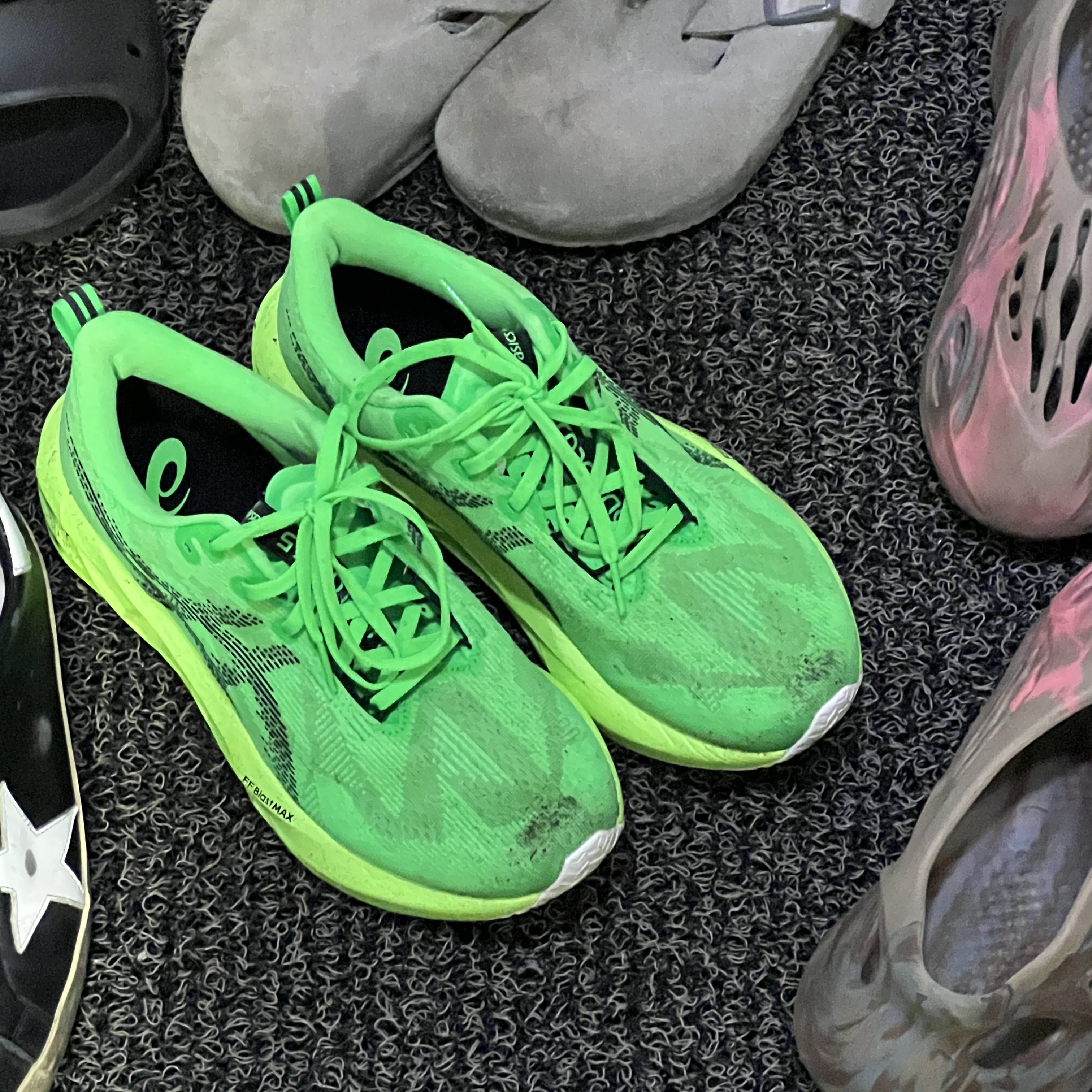Asics Novablast 5 Ekiden Vital Green Black 착용 스타일 - 1