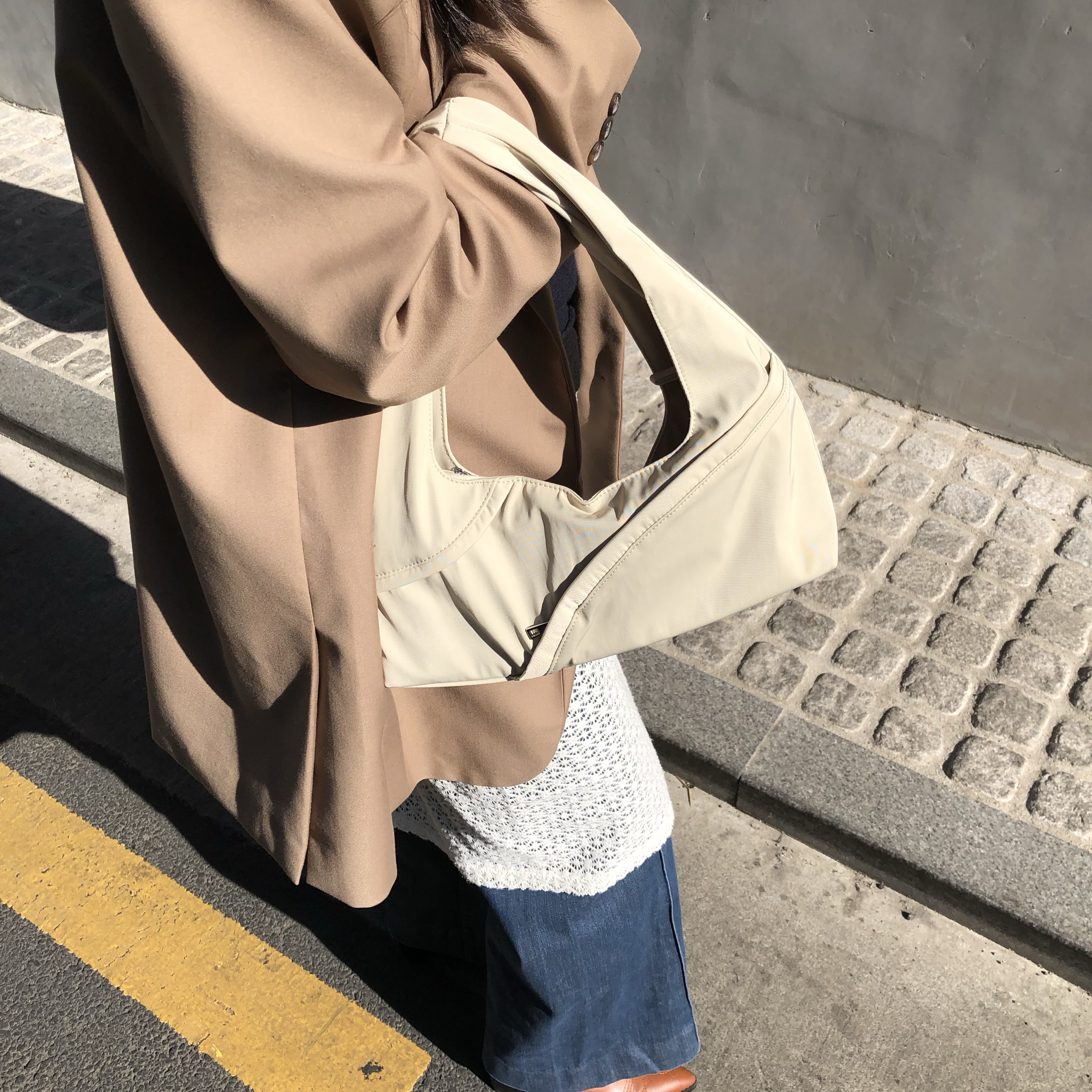 ACOC Agenda S Bag_Butter Beige 착용 스타일 - 1