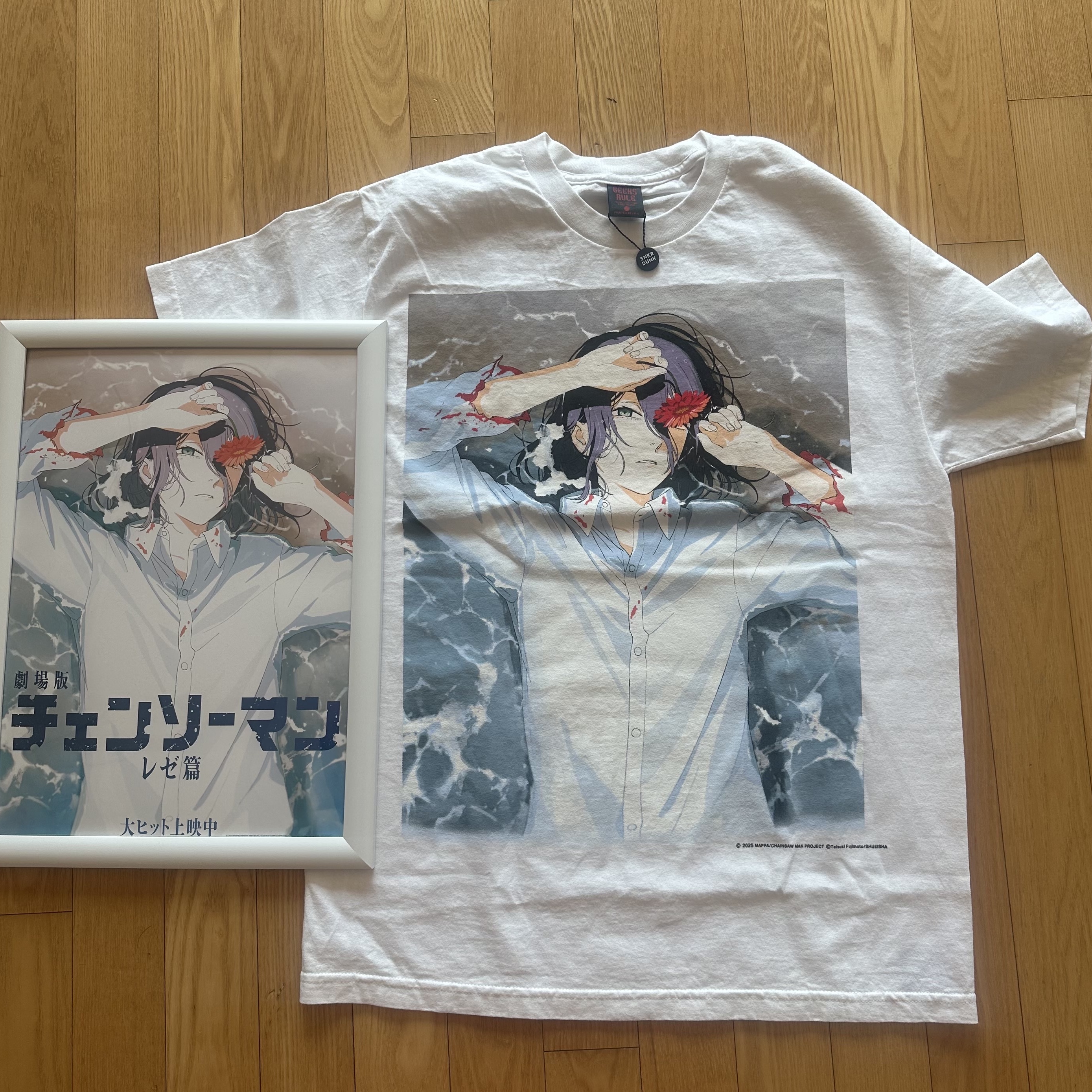 Geeks Rule x Chainsaw Man The Movie: Reze Arc 15 Silkscreen Printing T-Shirt Ver. 1 Black, Geeks Rule x Chainsaw Man The Movie: Reze Arc 15 Silkscreen Printing T-Shirt Ver. 3 White 착용 스타일 - 2