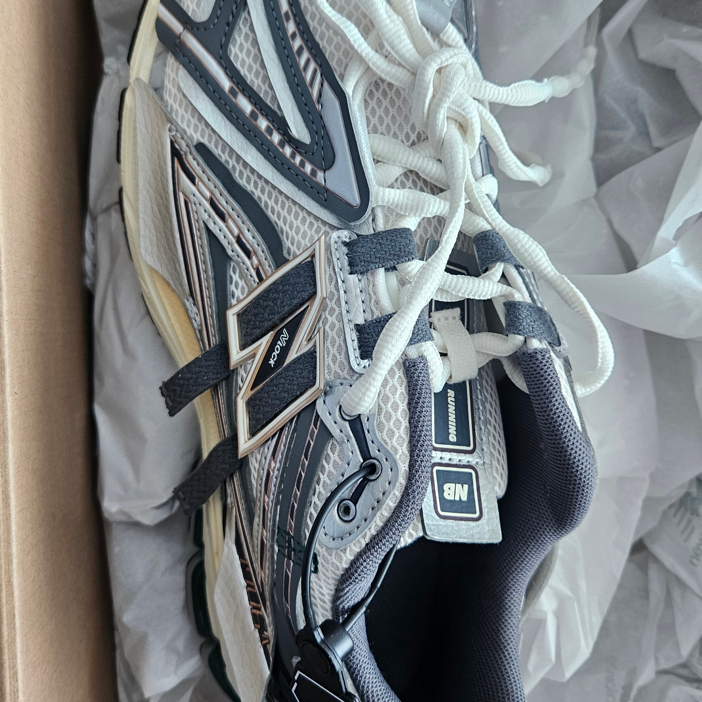New Balance 1906A Silver Metallic Castlerock 착용 스타일