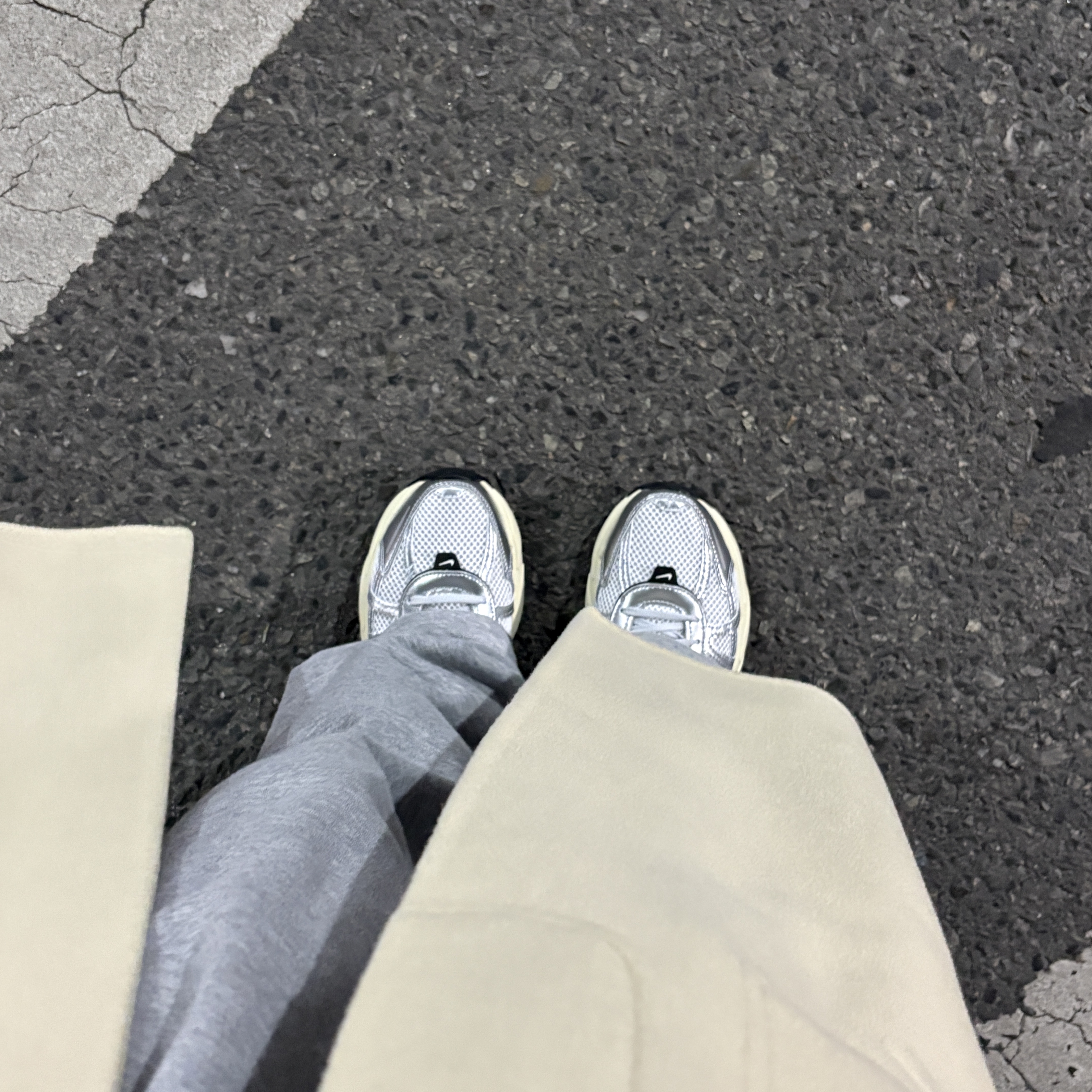 Nike V2K Run Summit White Metallic Silver 착용 스타일 - 2