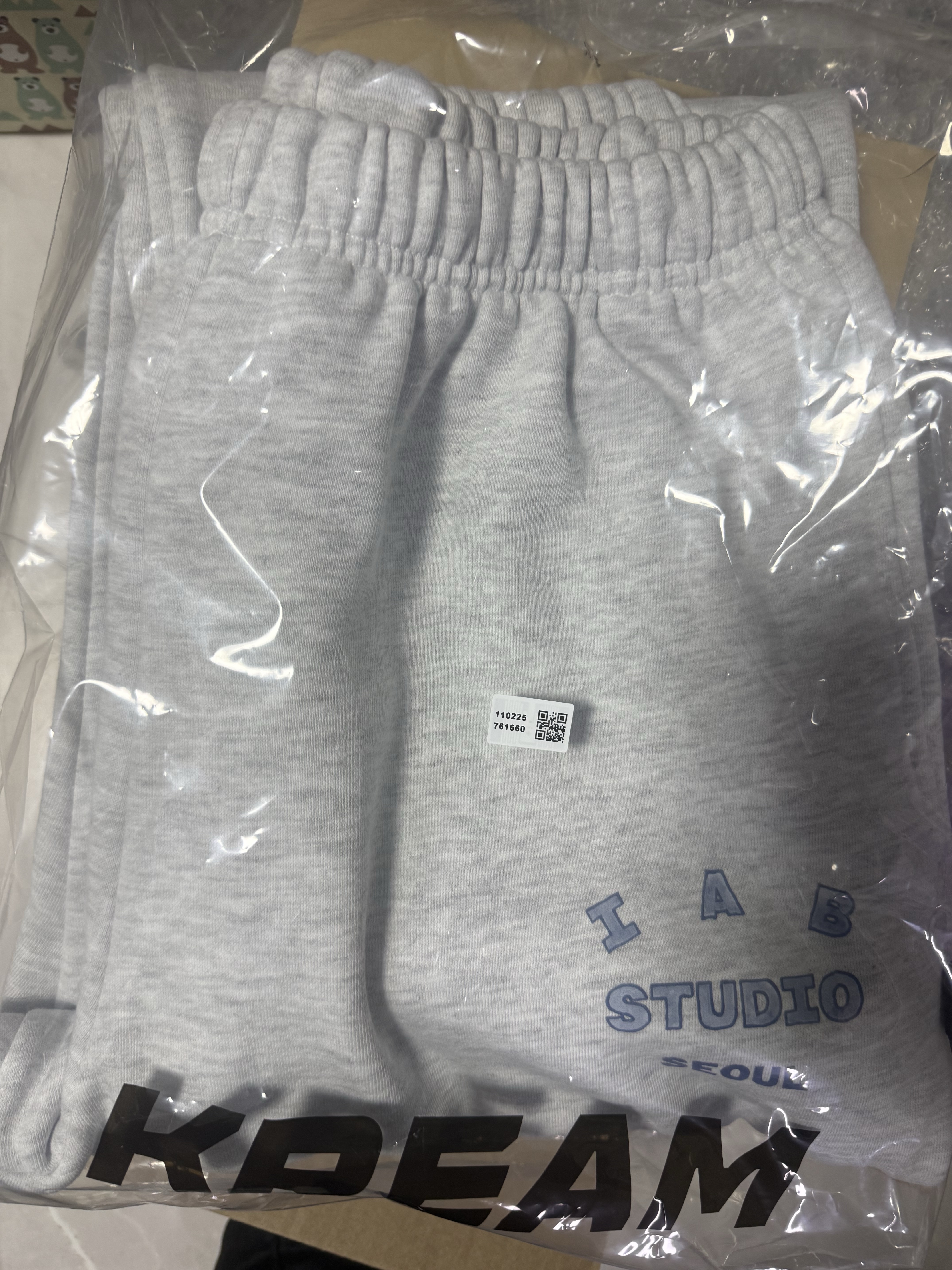 IAB Studio Seoul Sweatpants Light Gray 착용 스타일
