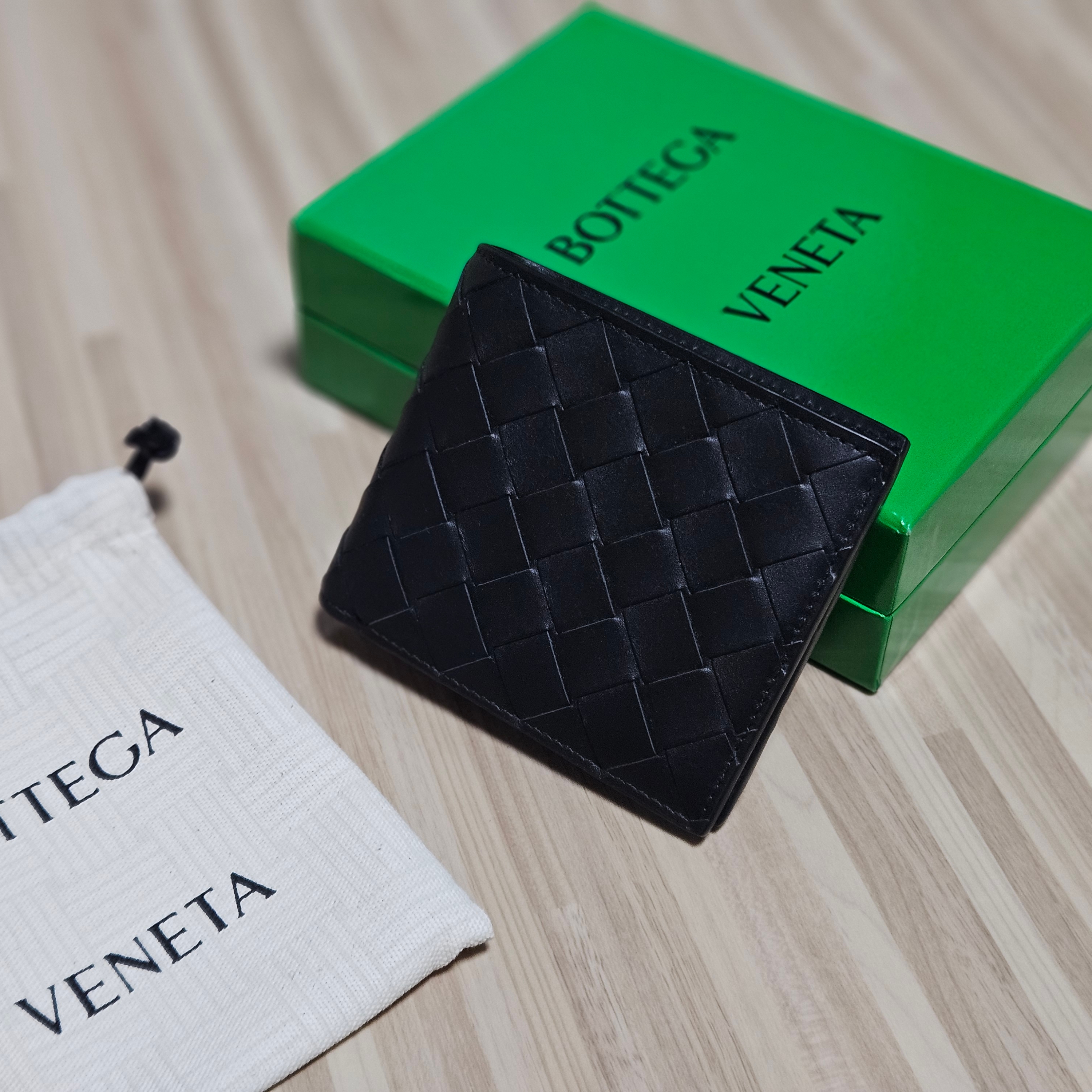 Bottega Veneta Bi-Fold Wallet Black 착용 스타일