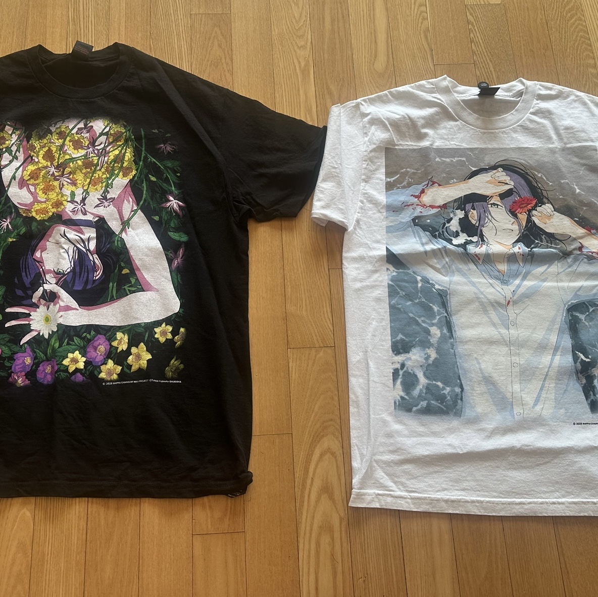 Geeks Rule x Chainsaw Man The Movie: Reze Arc 15 Silkscreen Printing T-Shirt Ver. 1 Black, Geeks Rule x Chainsaw Man The Movie: Reze Arc 15 Silkscreen Printing T-Shirt Ver. 3 White 착용 스타일 - 1