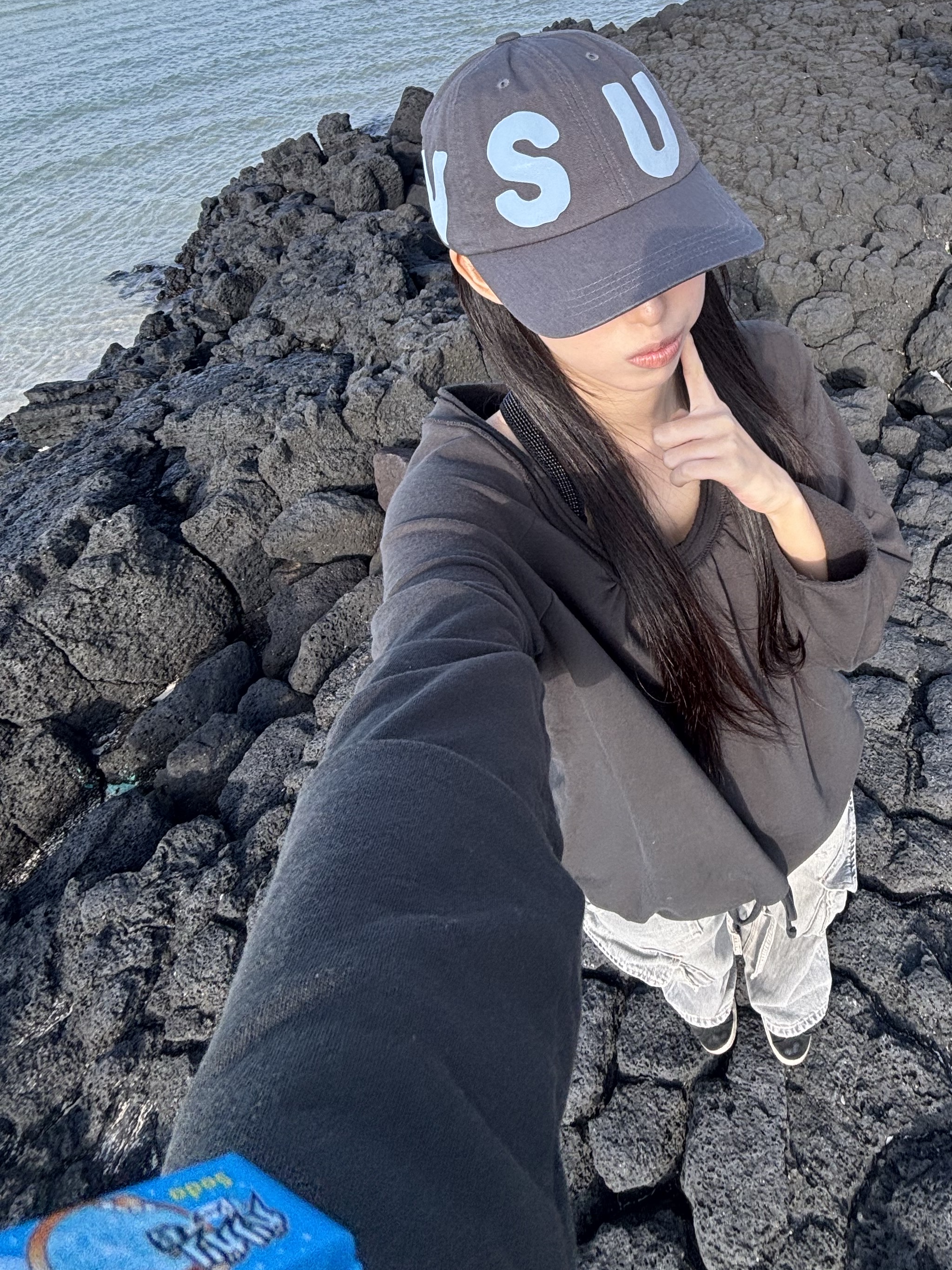 [더블적립] sunlovetour Capital Cap Charcoal 착용 스타일 - 2