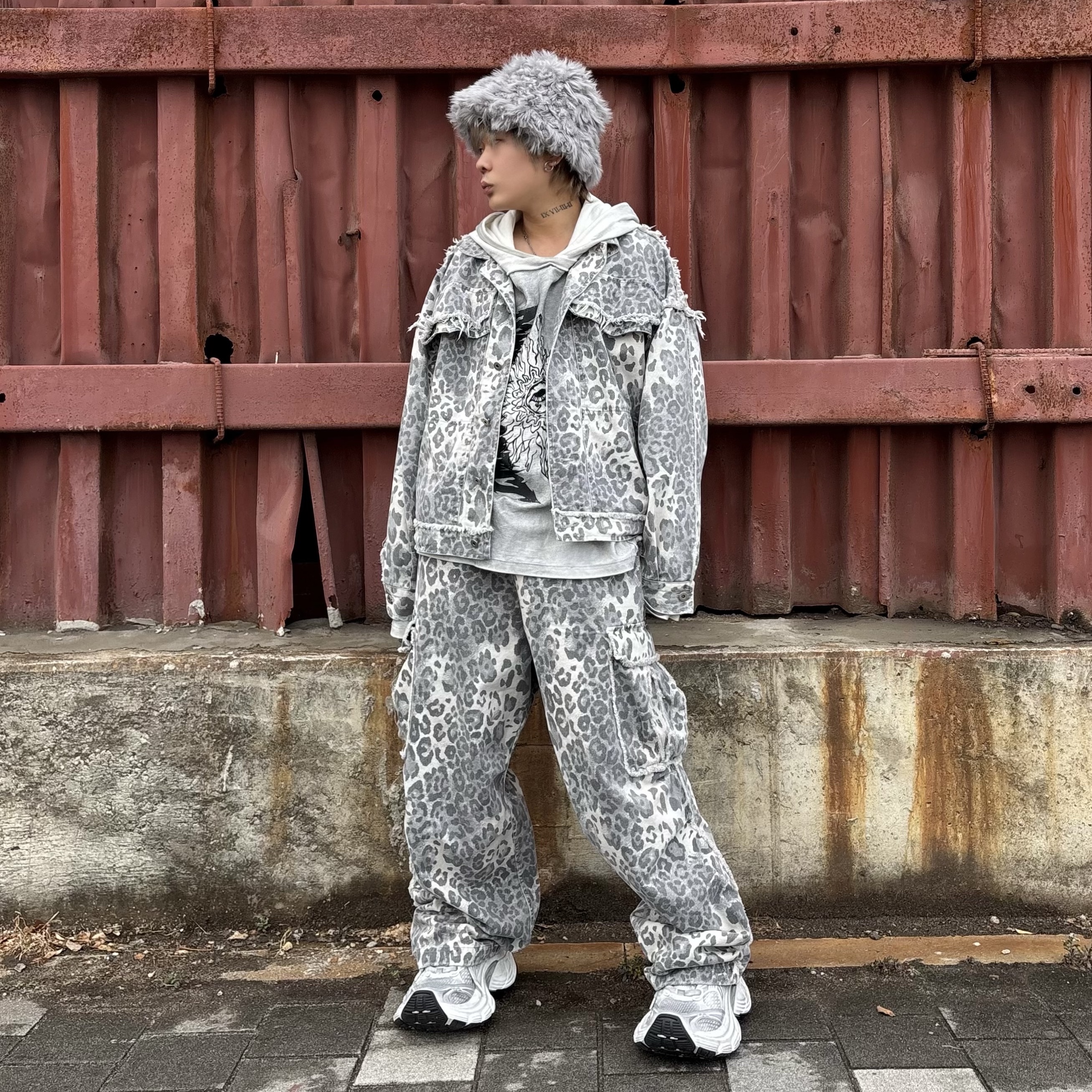 Balenciaga 10XL Sneakers White Grey Silver Black 착용 스타일 - 2