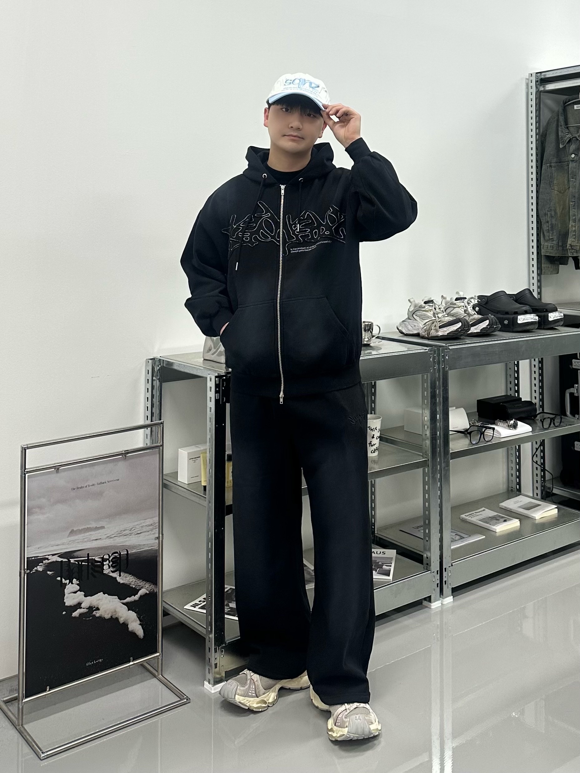 Balenciaga Stapler Sneaker Beige Grey 착용 스타일 - 1