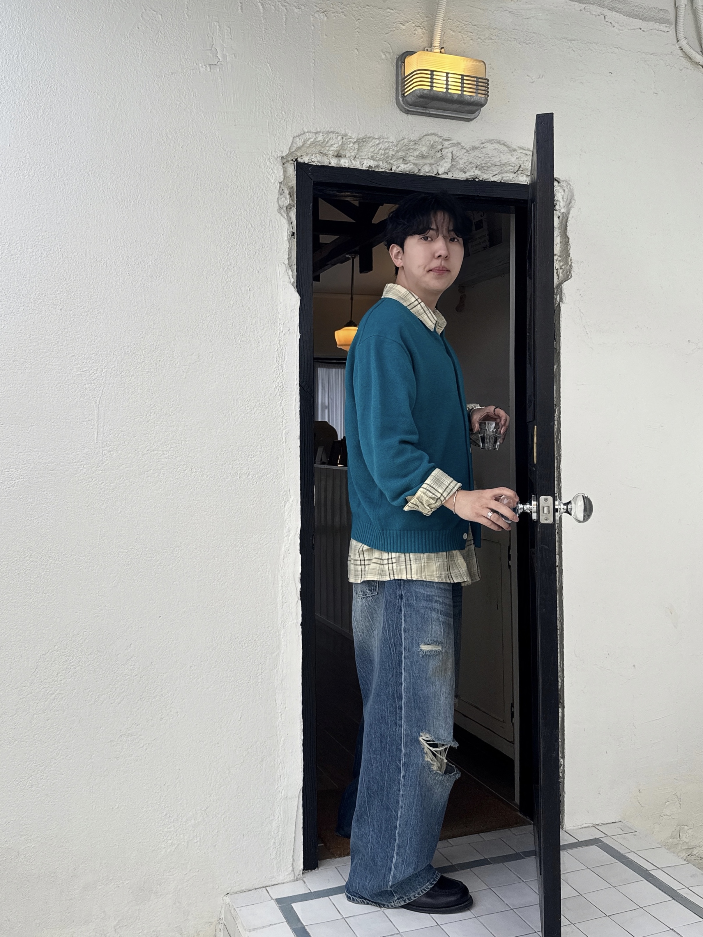 Noun Essential Crew Neck Cardigan Turquoise 착용 스타일 - 3