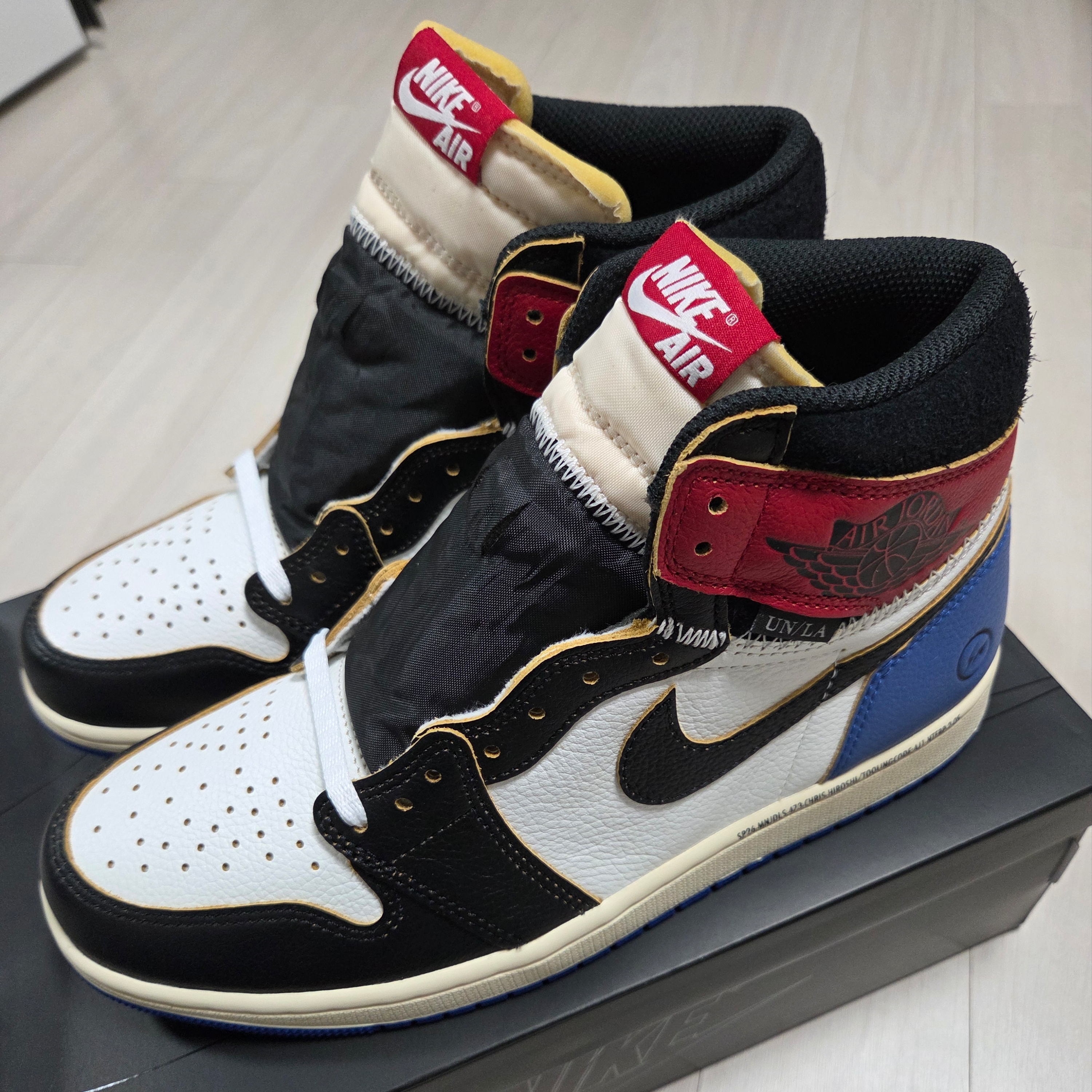 Jordan 1 x Fragment x Union LA Black and Varsity Red 착용 스타일 - 3