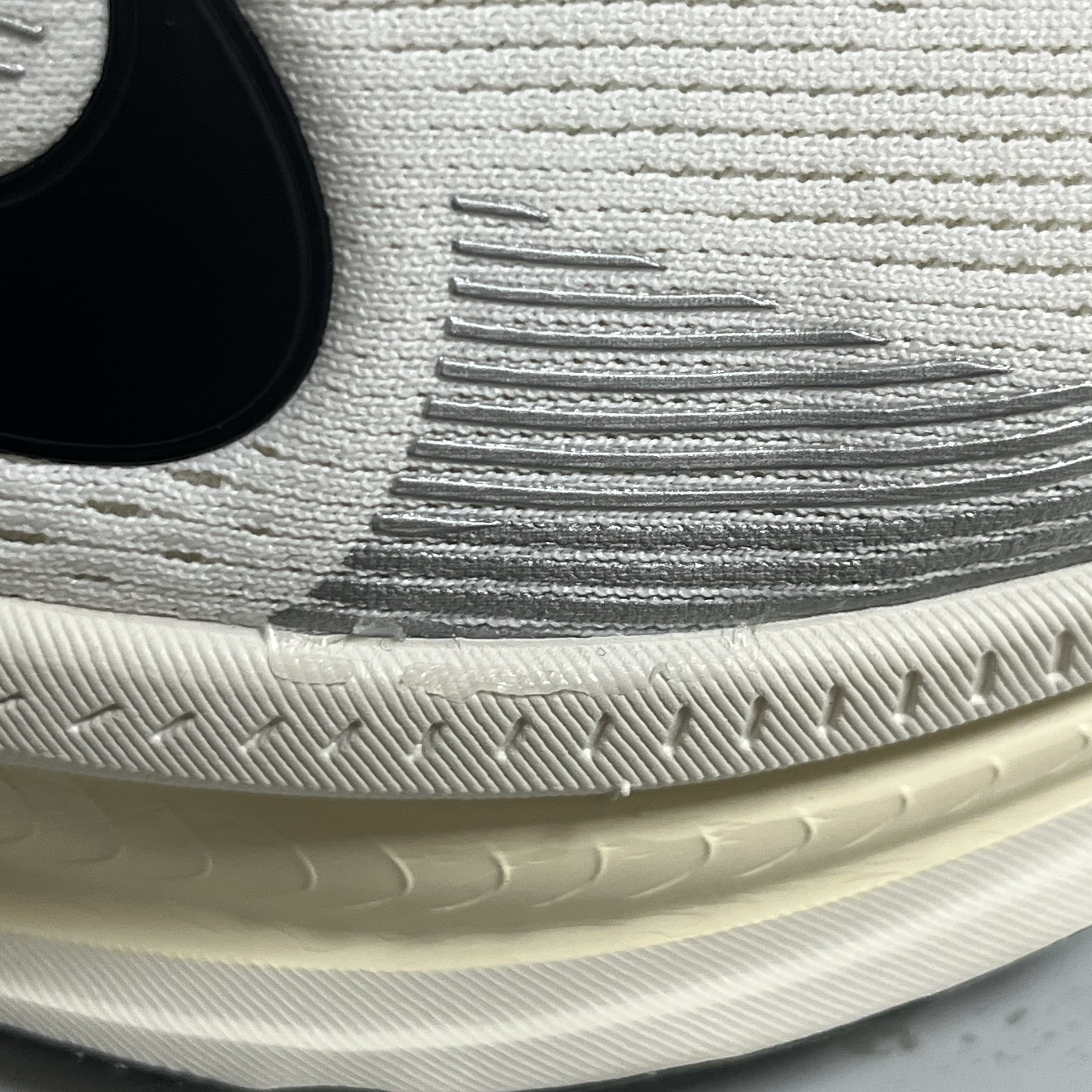 Nike Vomero 18 Summit White Coconut Milk 착용 스타일 - 4