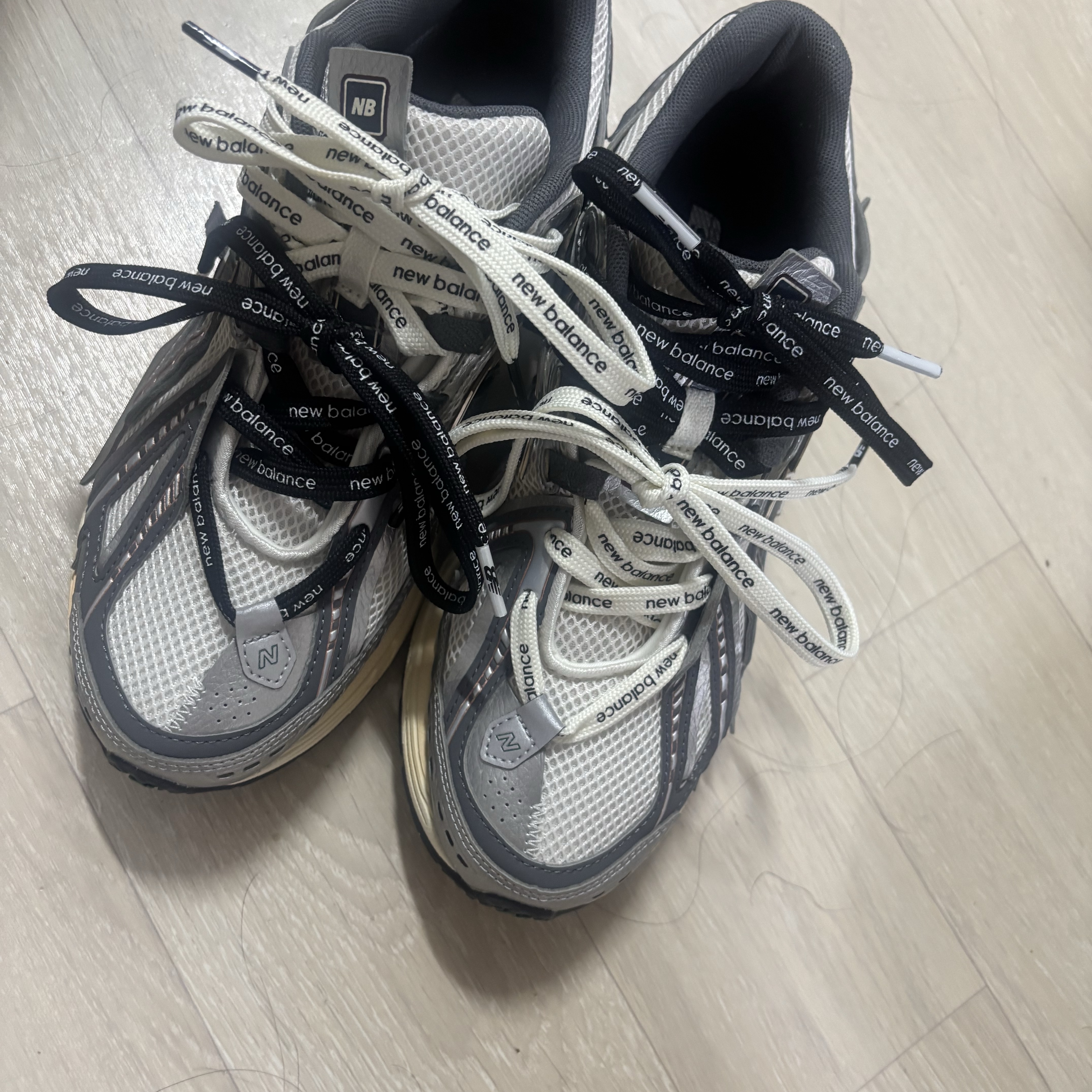 New Balance 1906A Silver Metallic Castlerock 착용 스타일 - 2