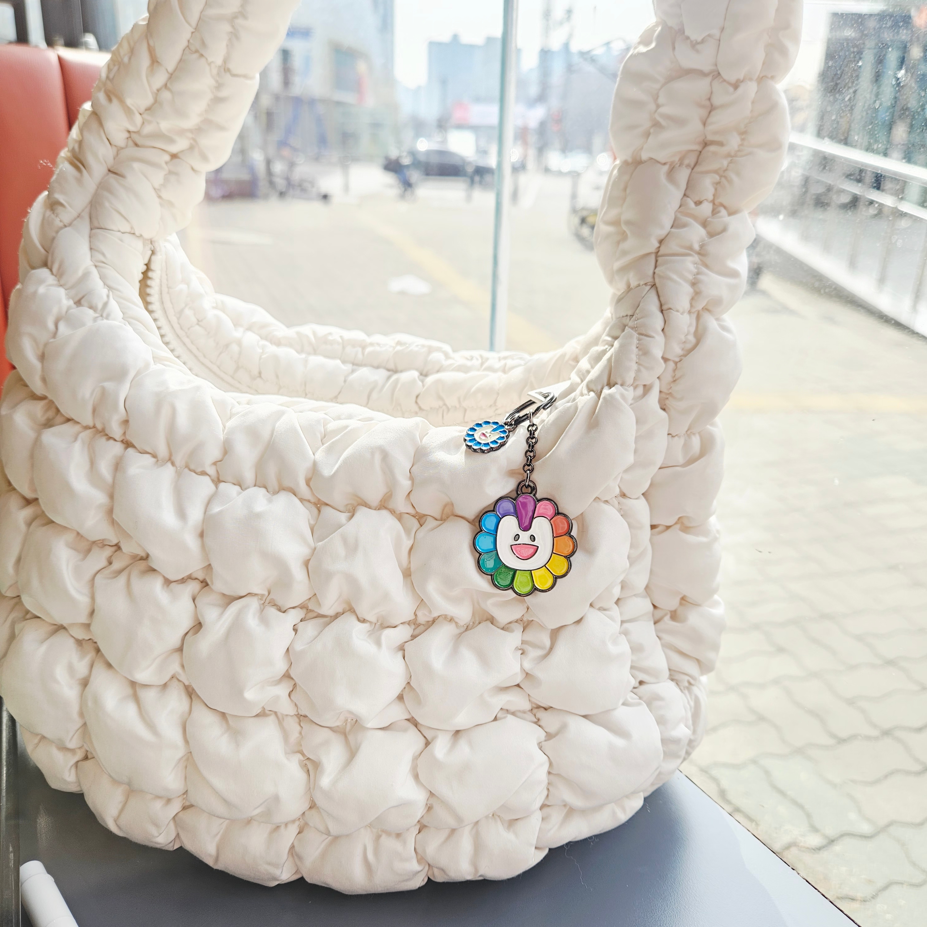 NewJeans x Murakami Metal Keyring Flower, COS Quilted Mini Bag Cream 착용 스타일 - 1