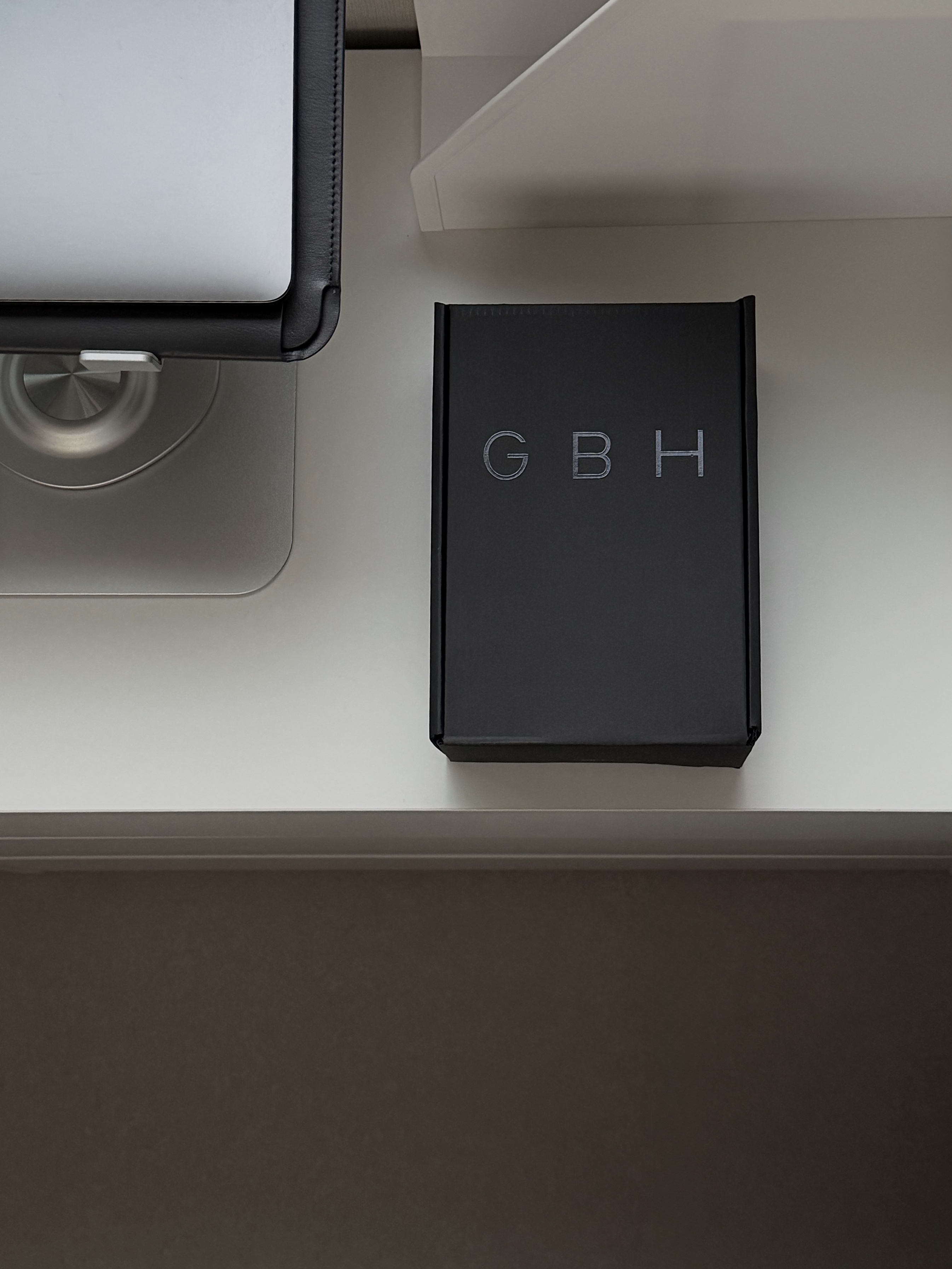 [KREAM 단독] GBH COSMETIC SCENTED HAIR & BODY MIST & HAIR COMB SET 착용 스타일 - 3