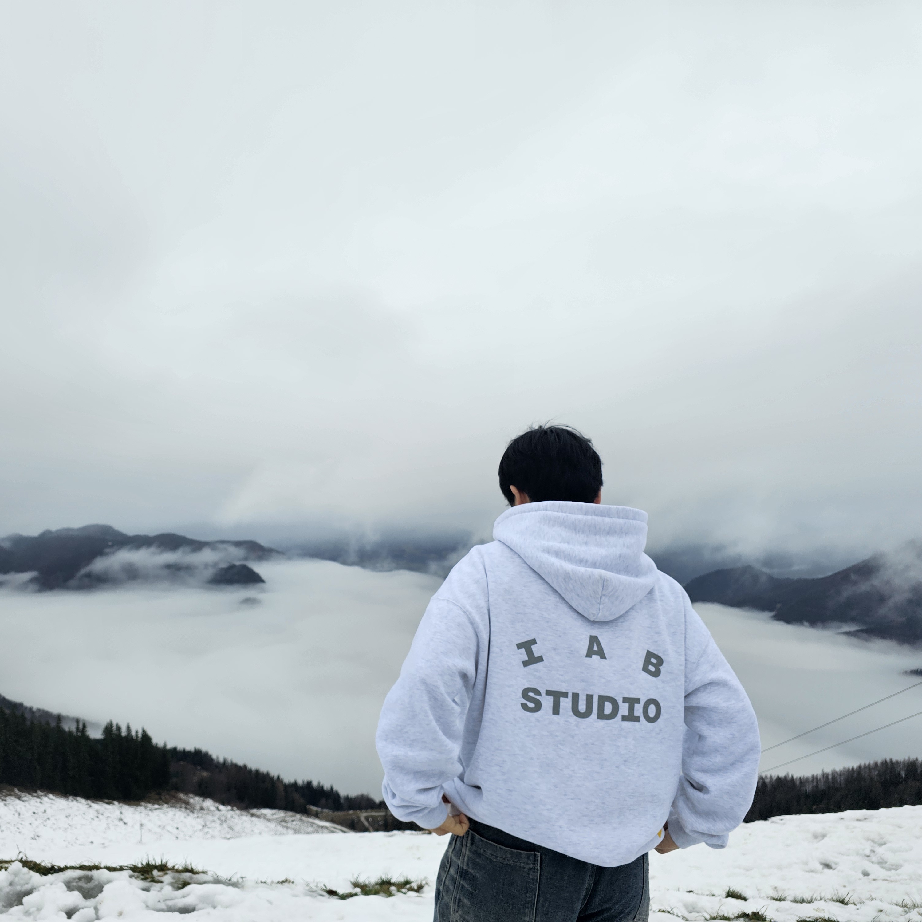 IAB Studio Hoodie Light Gray 착용 스타일