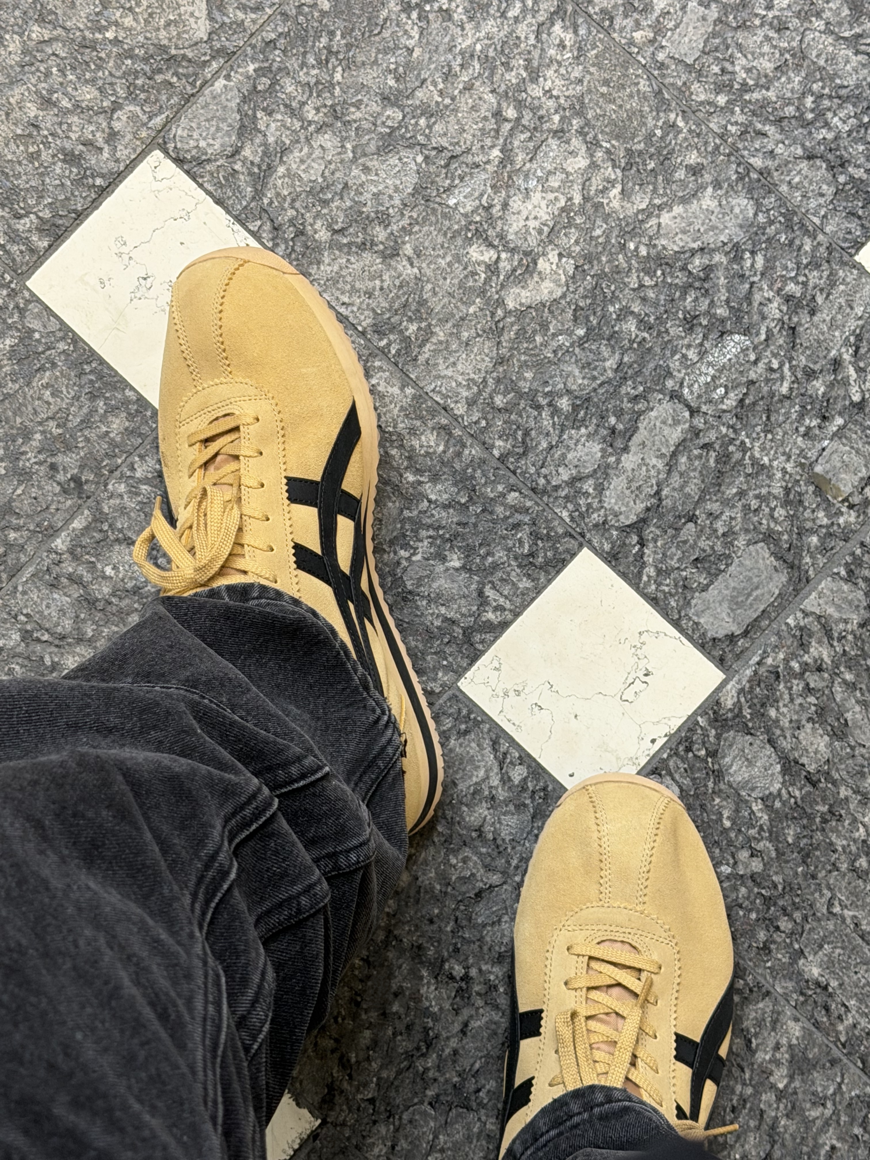 Onitsuka Tiger Tiger Corsair Camel Beige Black 착용 스타일