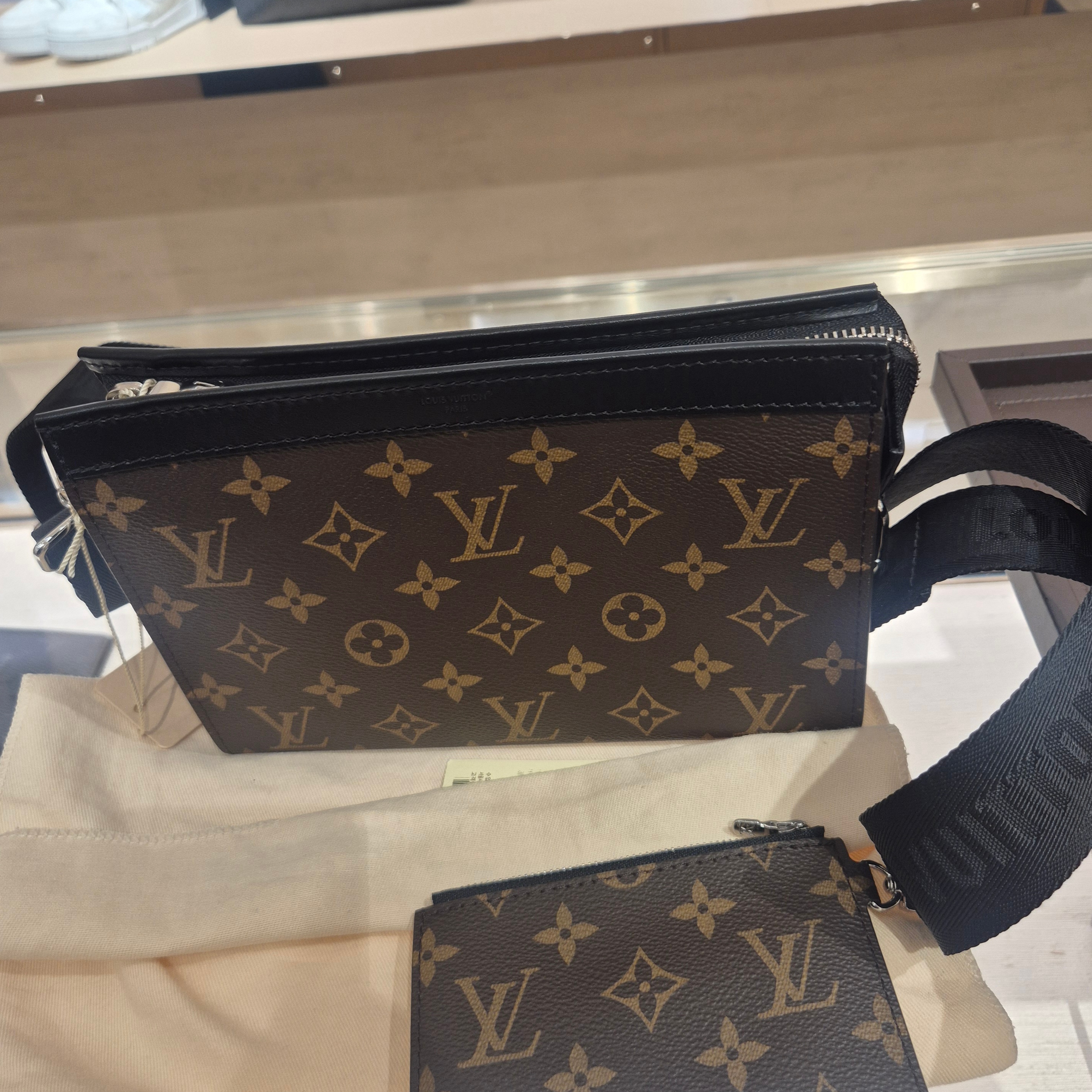 Louis Vuitton Gaston Wearable Wallet Monogram Macassar, Louis Vuitton Key Pouch Monogram 착용 스타일 - 1