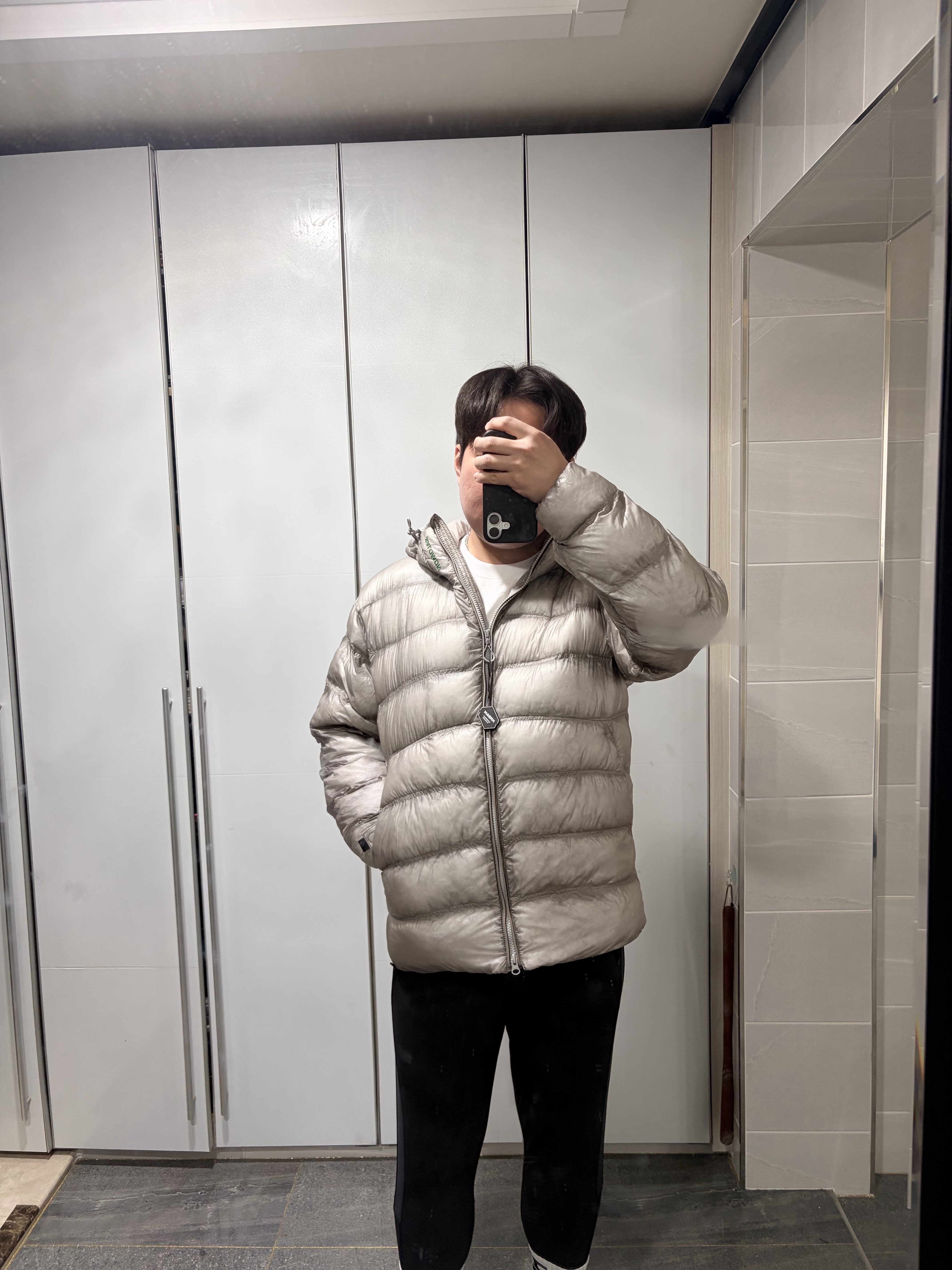 Salomon UNI Cross Insulation Jacket Light Grey, Apple iPhone 17 256GB White 착용 스타일 - 1