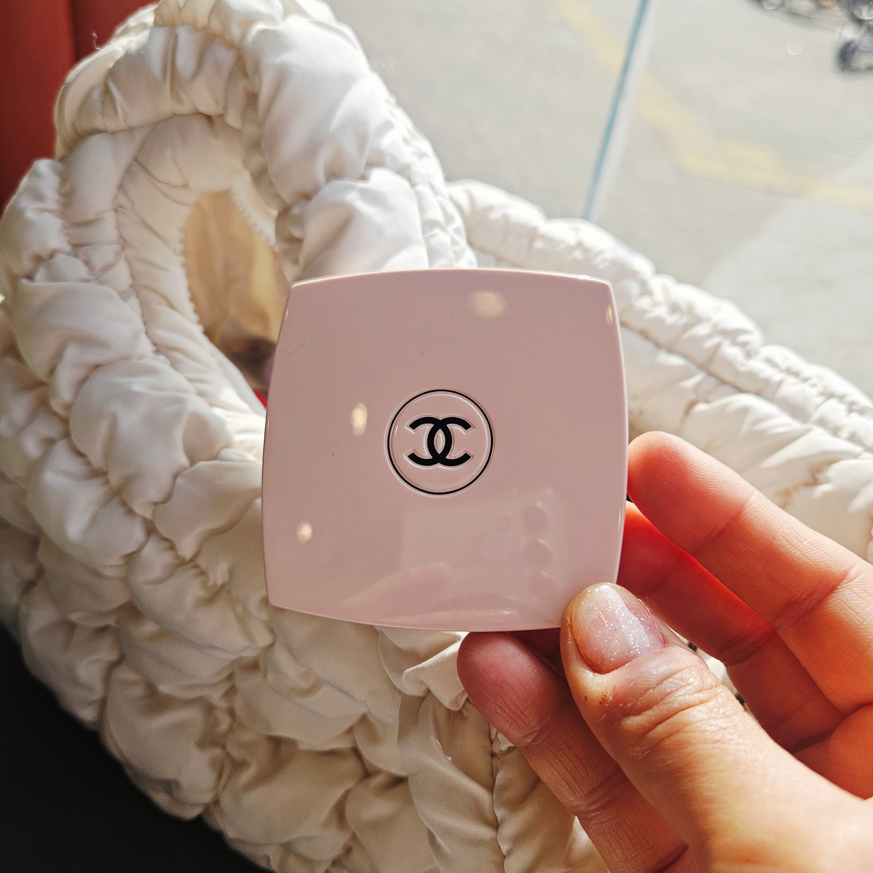 NewJeans x Murakami Metal Keyring Flower, COS Quilted Mini Bag Cream 착용 스타일 - 5