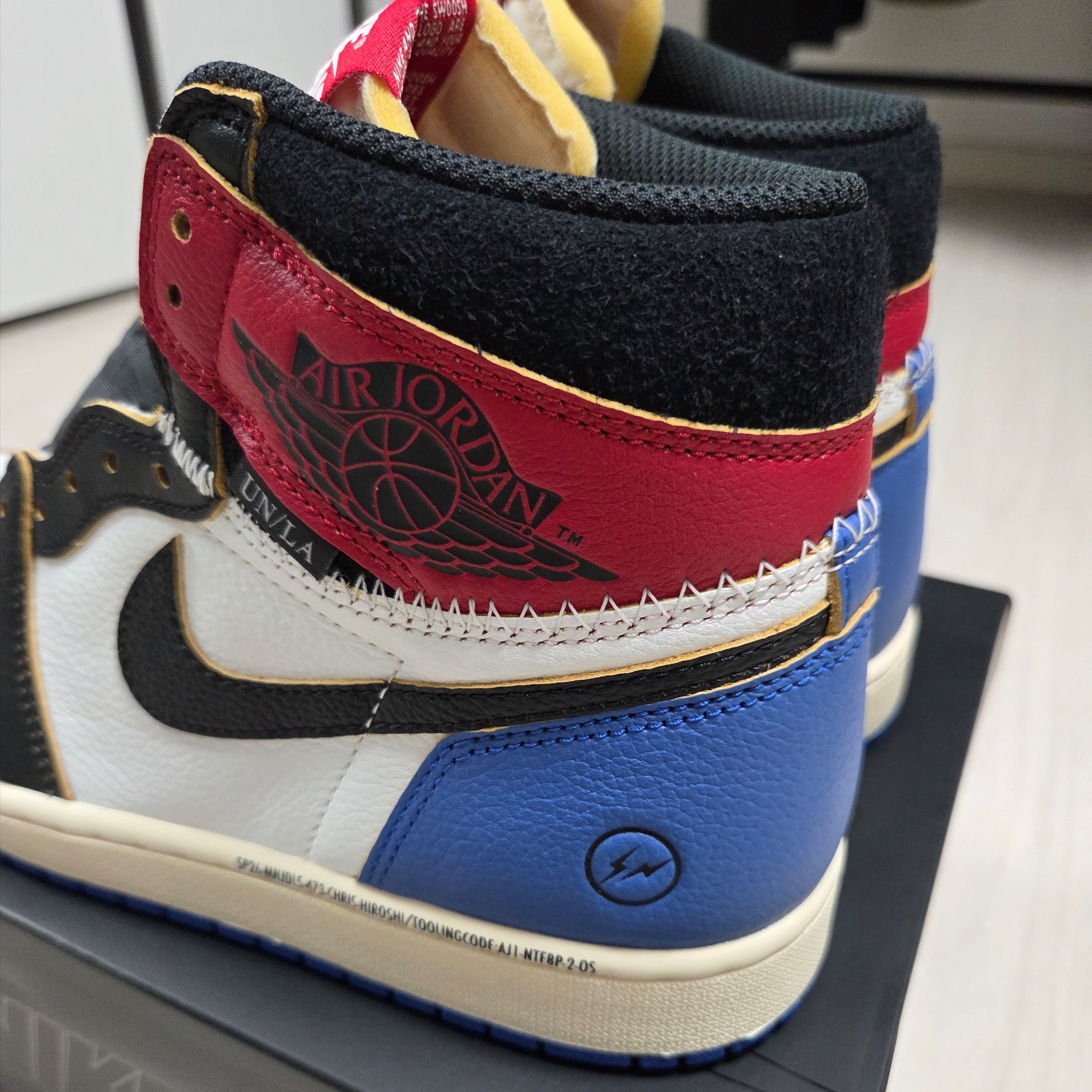 Jordan 1 x Fragment x Union LA Black and Varsity Red 착용 스타일 - 2