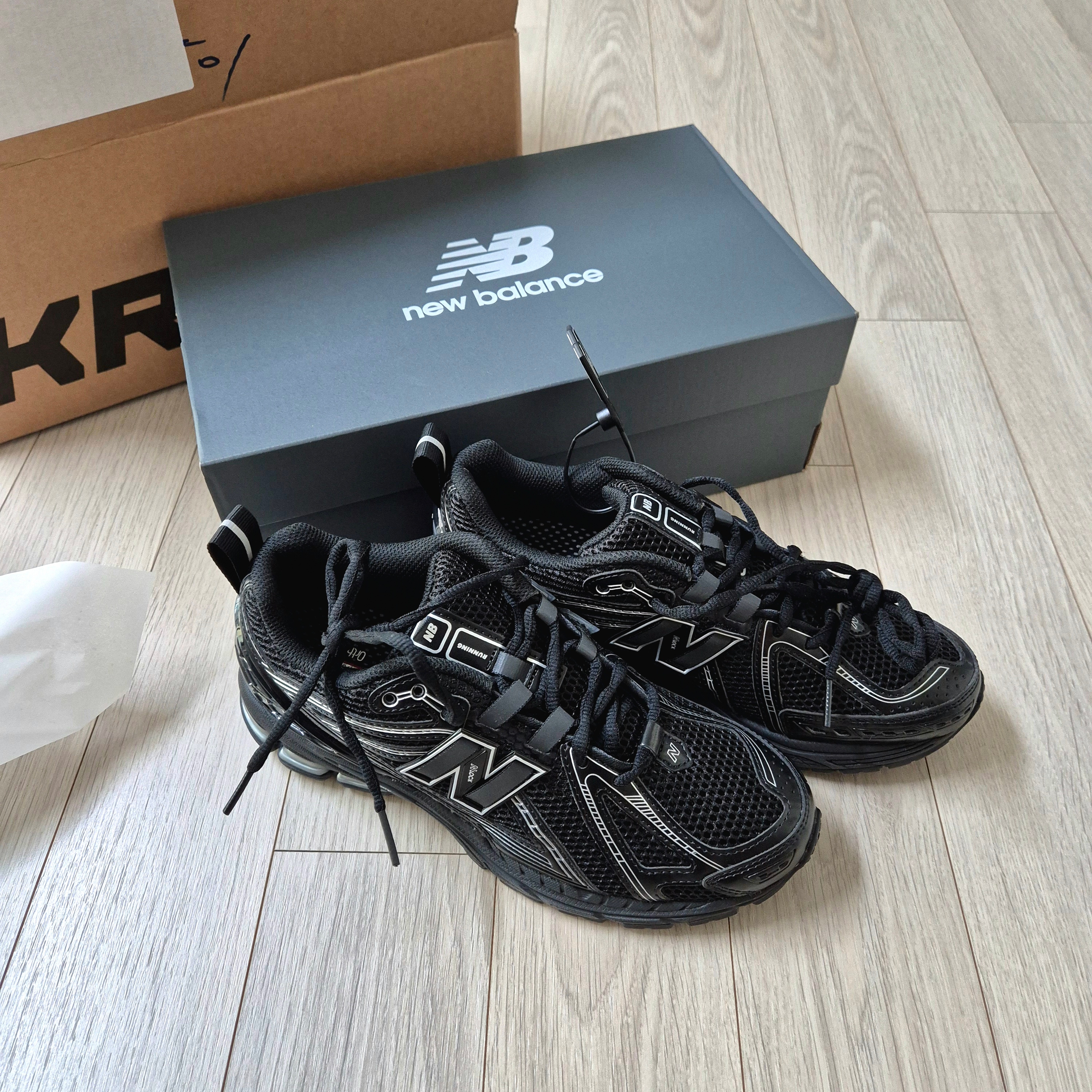 New Balance 1906R Black Silver Metallic 착용 스타일 - 2