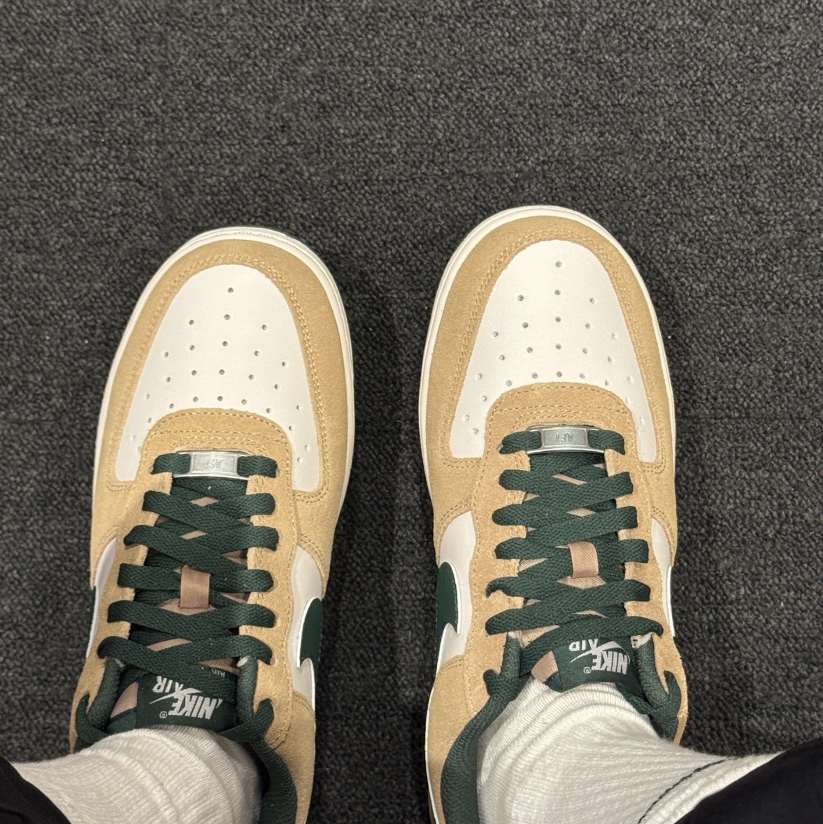 Nike Air Force 1 '07 LV8 Hemp Phantom 착용 스타일