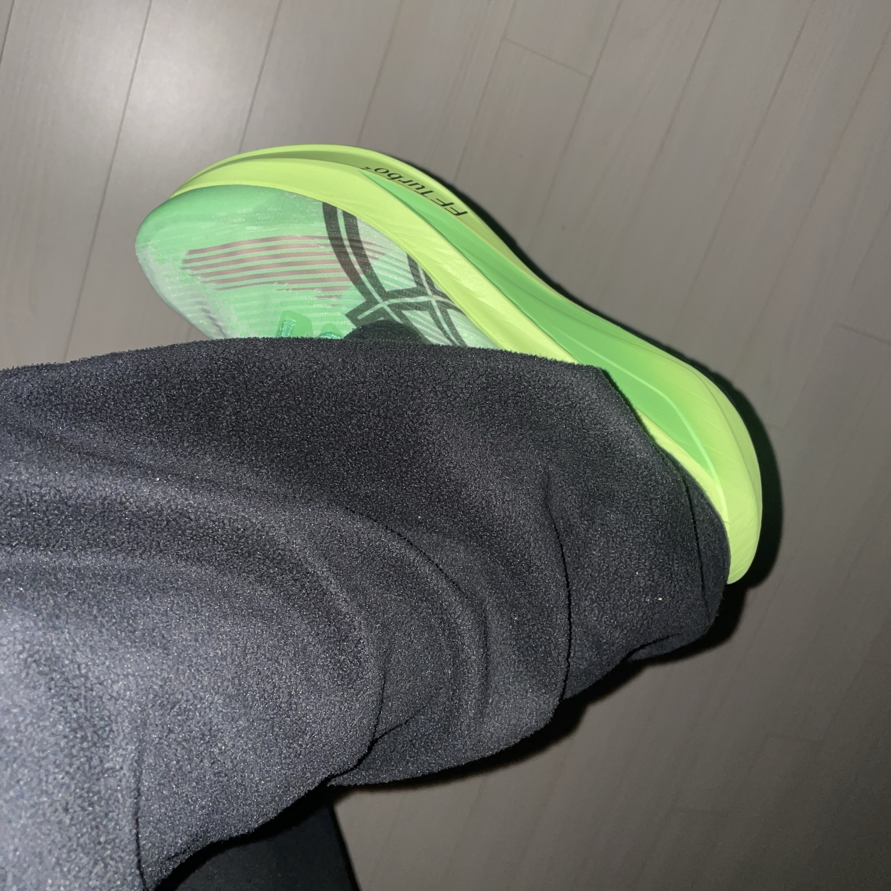 Asics Megablast Vital Green Black 착용 스타일
