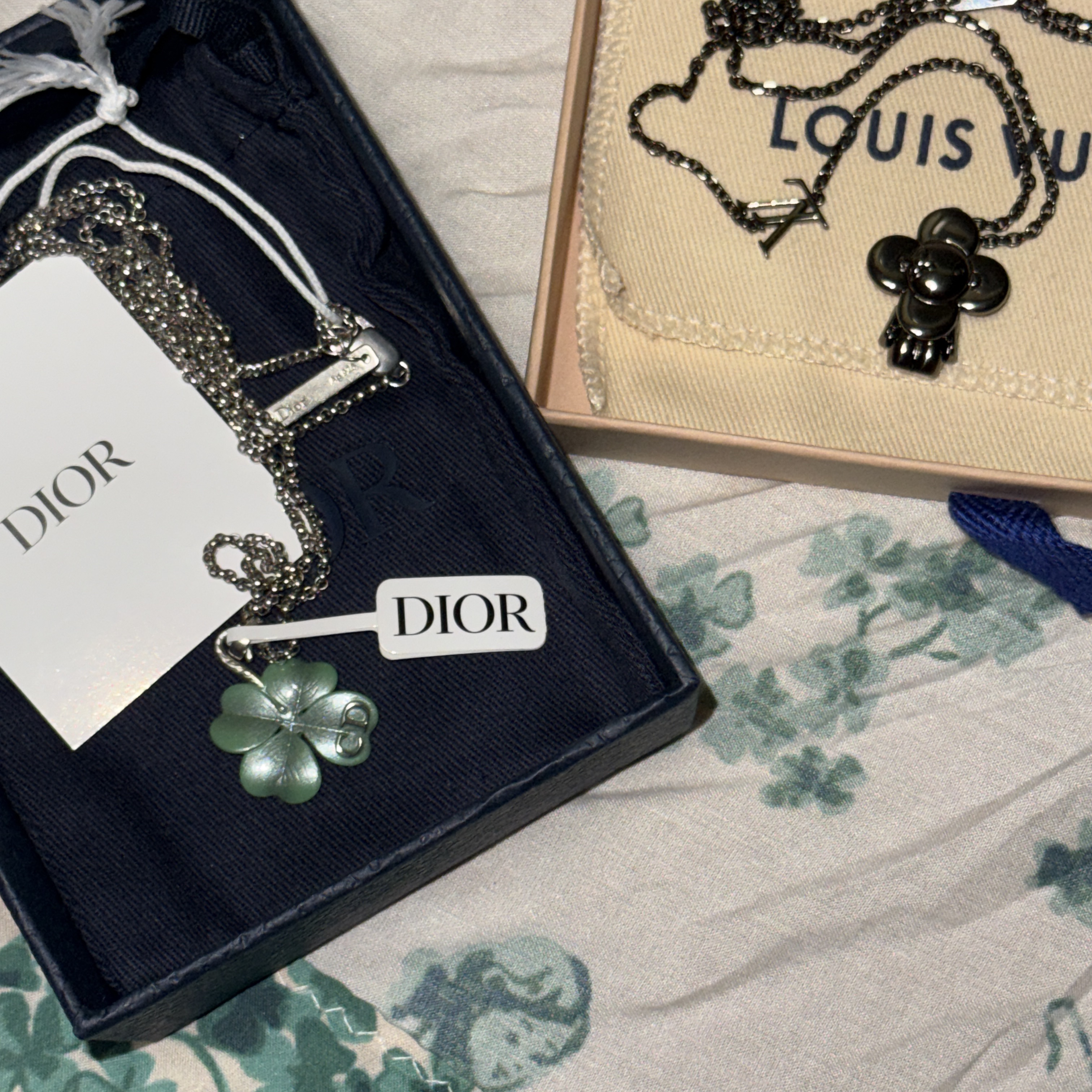 Dior Trefle Pendant Necklace Resin Silver Green 착용 스타일 - 1