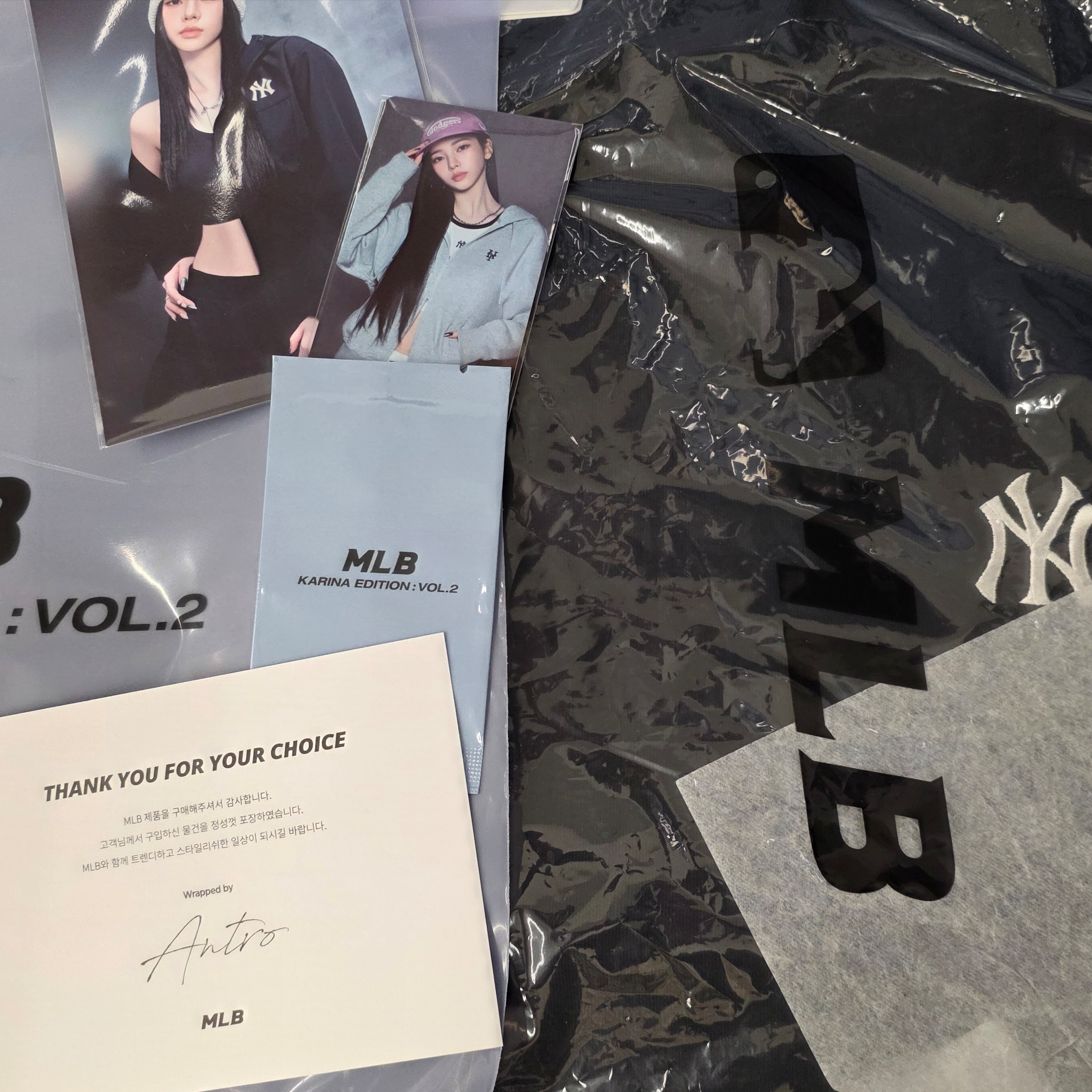 MLB x Karina Over Fit Hoodie Black 착용 스타일