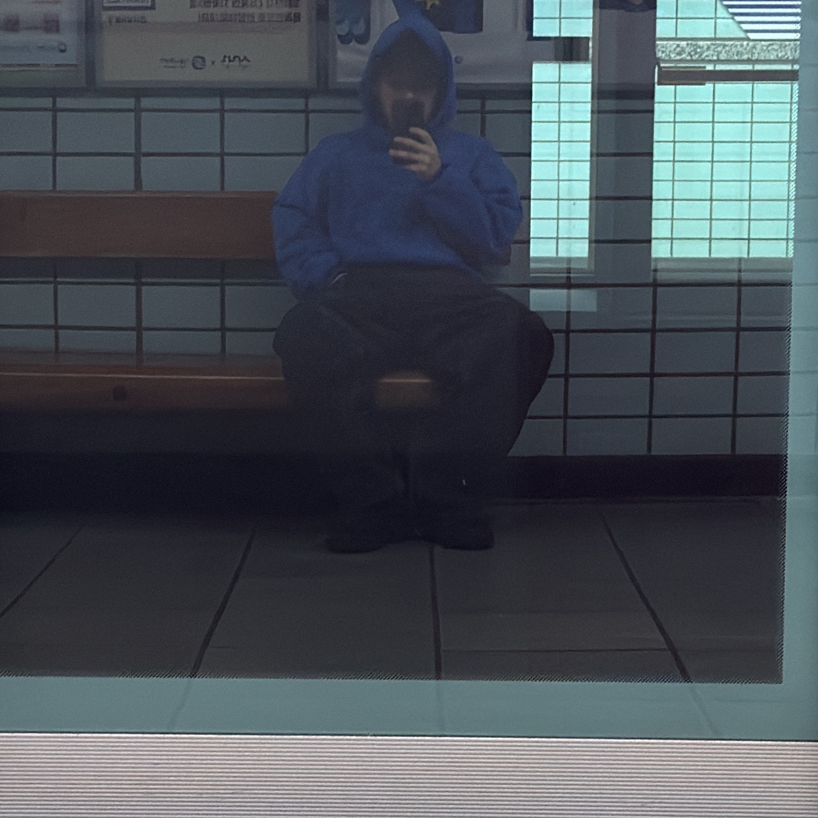 Yeezy Gap Hoodie Blue 착용 스타일