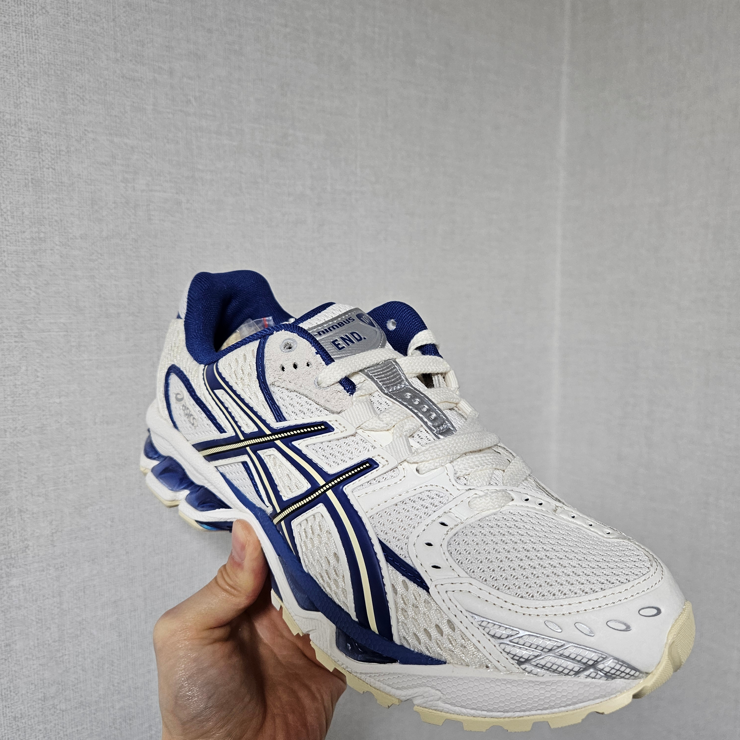 Asics x END. Gel-Nimbus 10.1 Snow White Sodalite Blue 착용 스타일 - 2