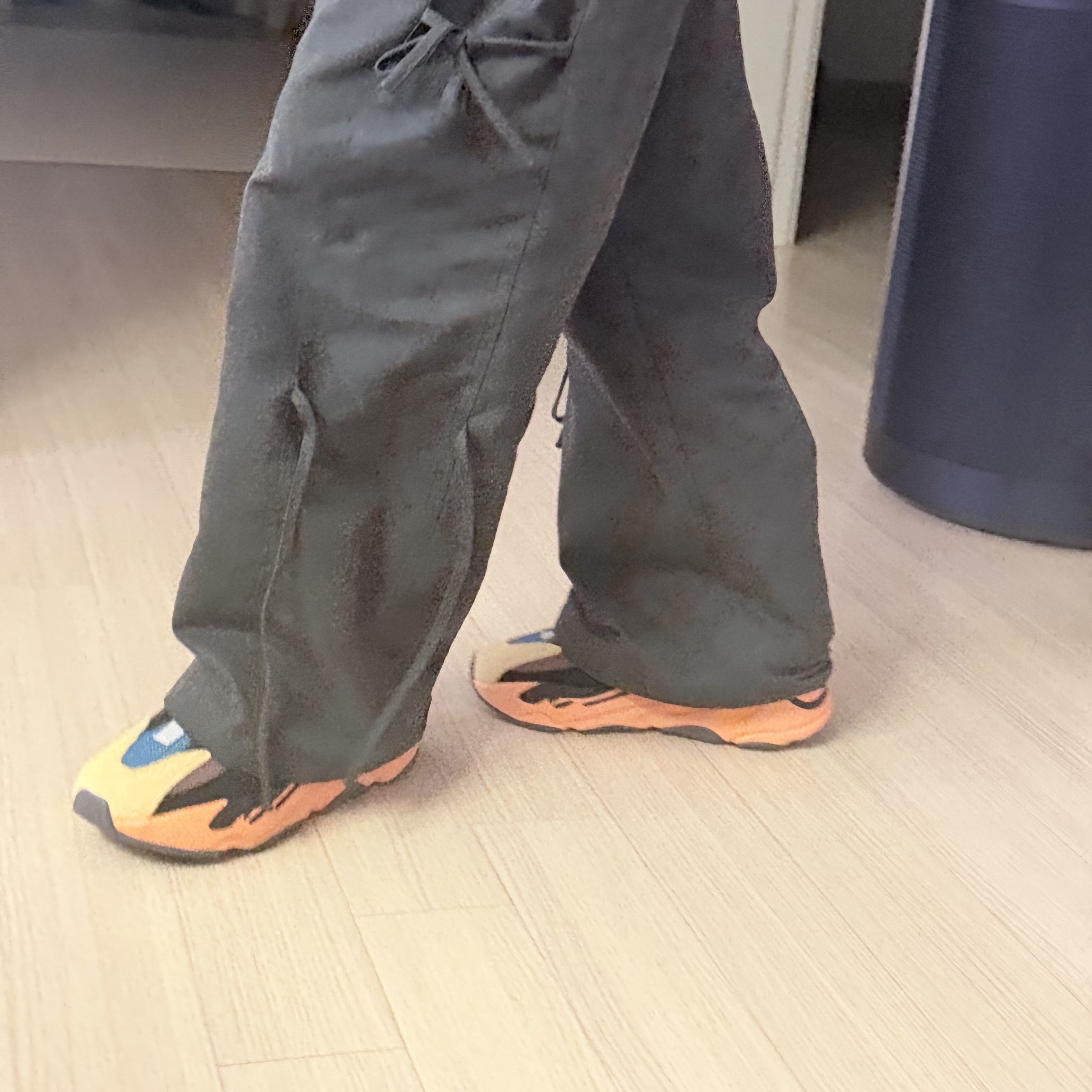 Adidas Yeezy Boost 700 Enflame Amber 착용 스타일