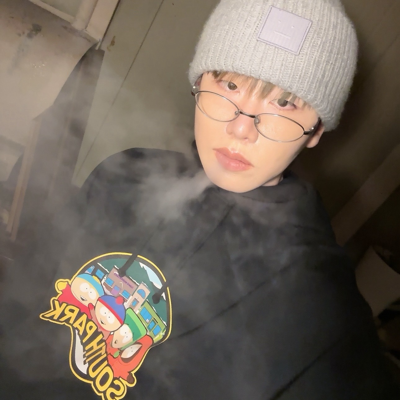 Acne Studios Large Face Logo Beanie Grey Melange, Gentle Monster x Maison Margiela MM216 Silver Clear 착용 스타일