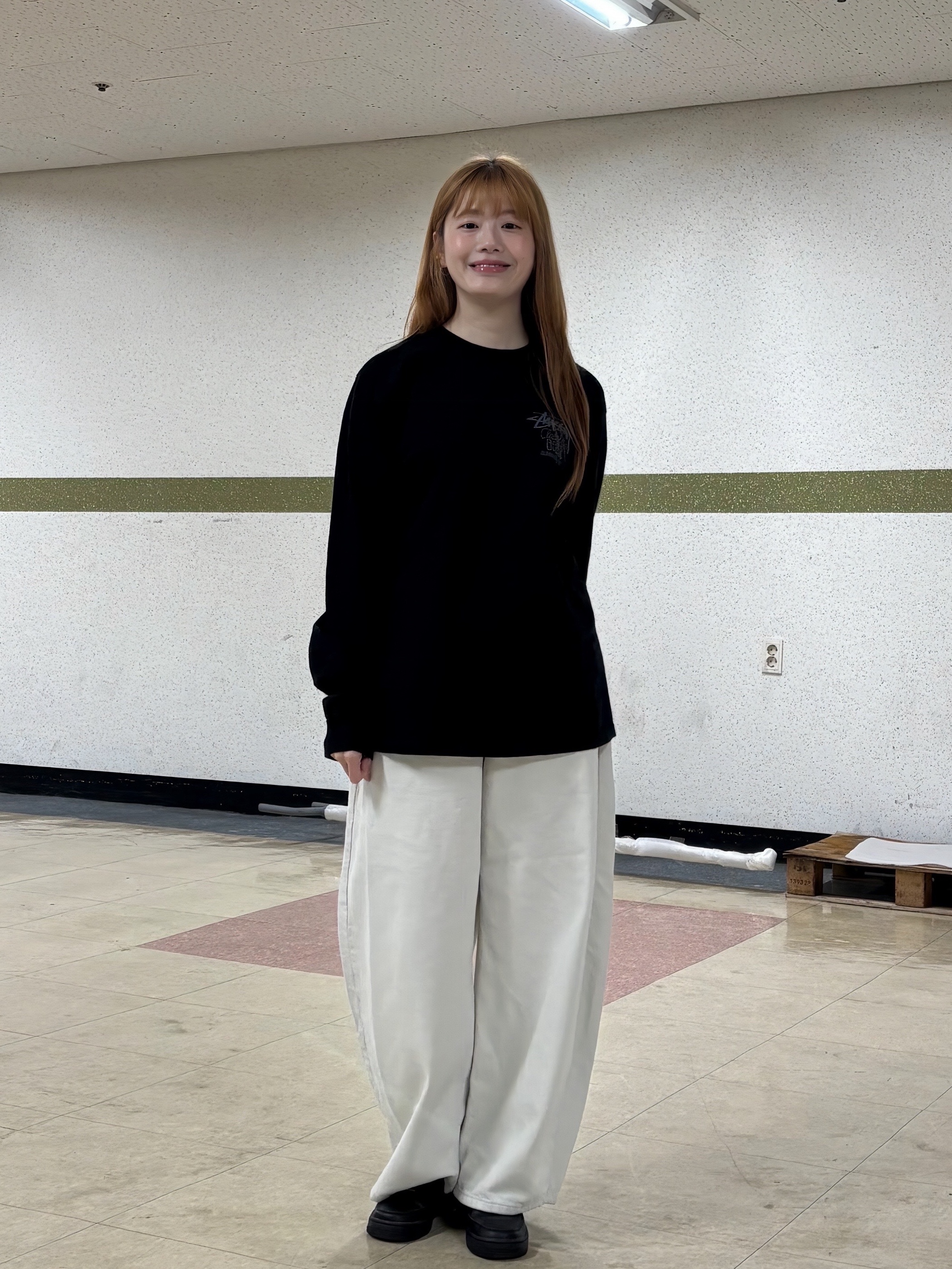 Stussy Classic Gear Pigment Dyed LS T-Shirt Black, (W) Nike Air Force 1 '07 Low Triple Black 착용 스타일 - 3