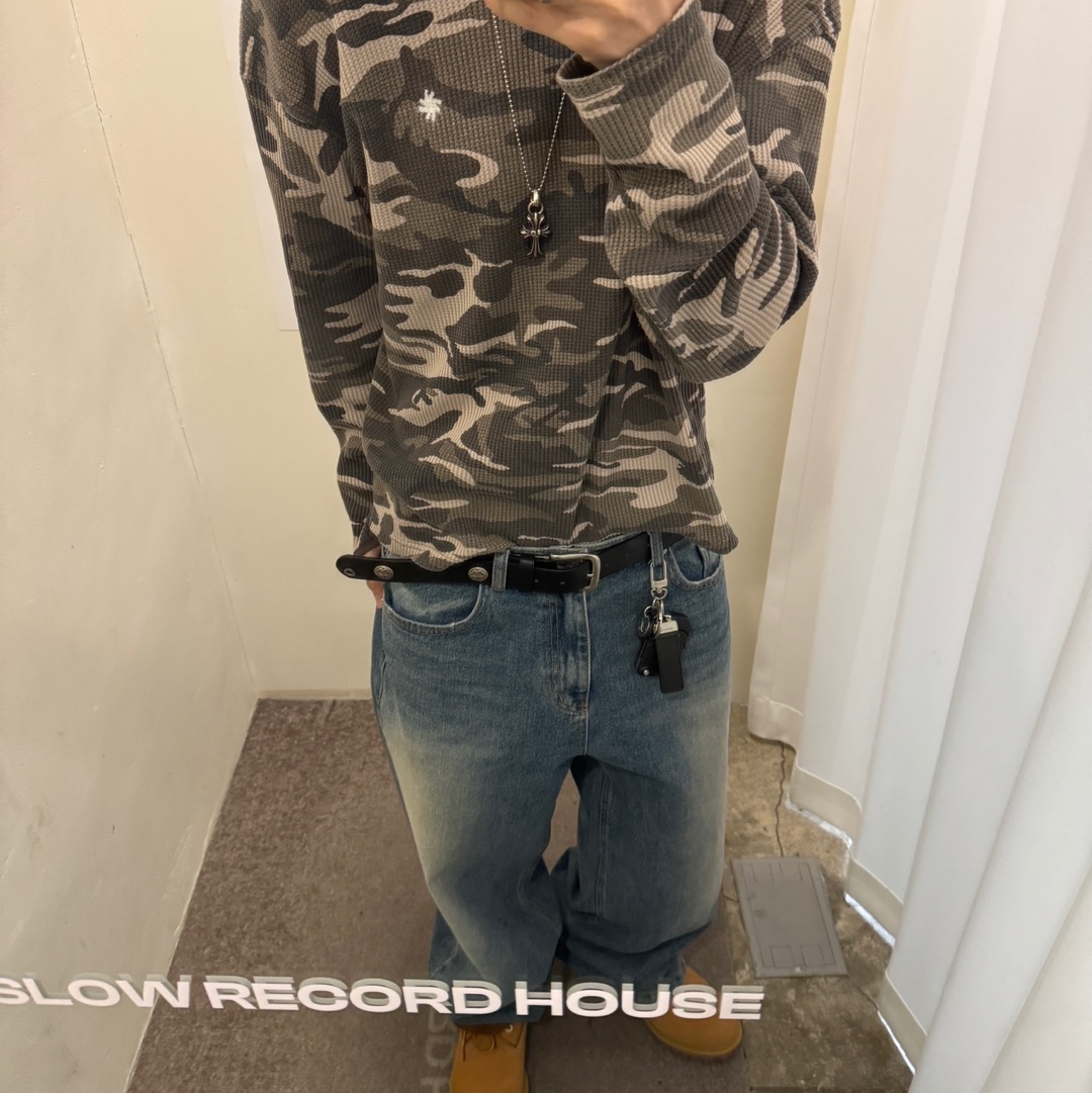 SLOW RECORD HOUSE Fingerhole Crop Long Sleeve Camo Beige, SLOW RECORD HOUSE Washed Wide Denim Pants Vintage Blue 착용 스타일 - 1