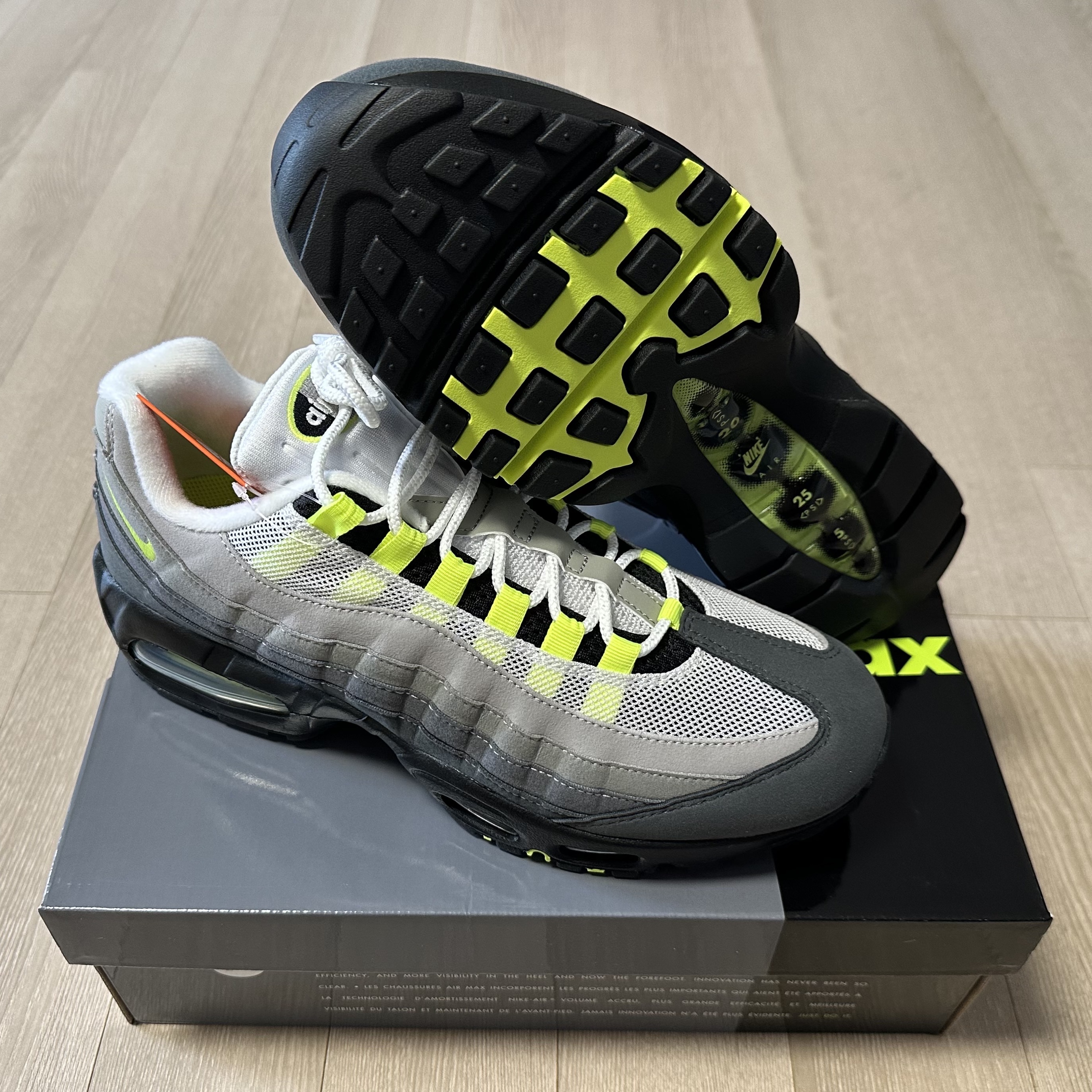 Nike Air Max 95 OG Neon 착용 스타일 - 1