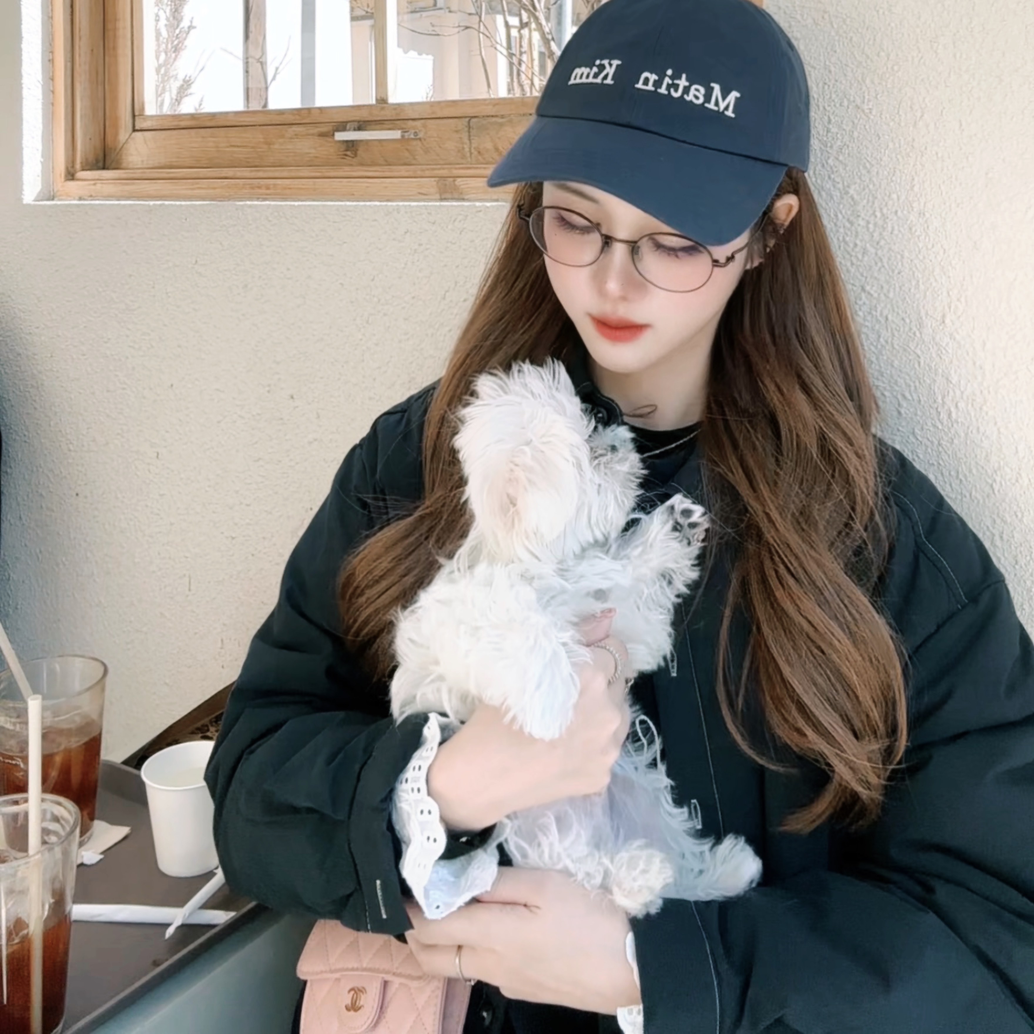 Matin Kim Logo Scrap Ball Cap Navy, Chanel Classic Clutch with Chain Grained Shiny Calfskin & Gold Light Pink 착용 스타일 - 1