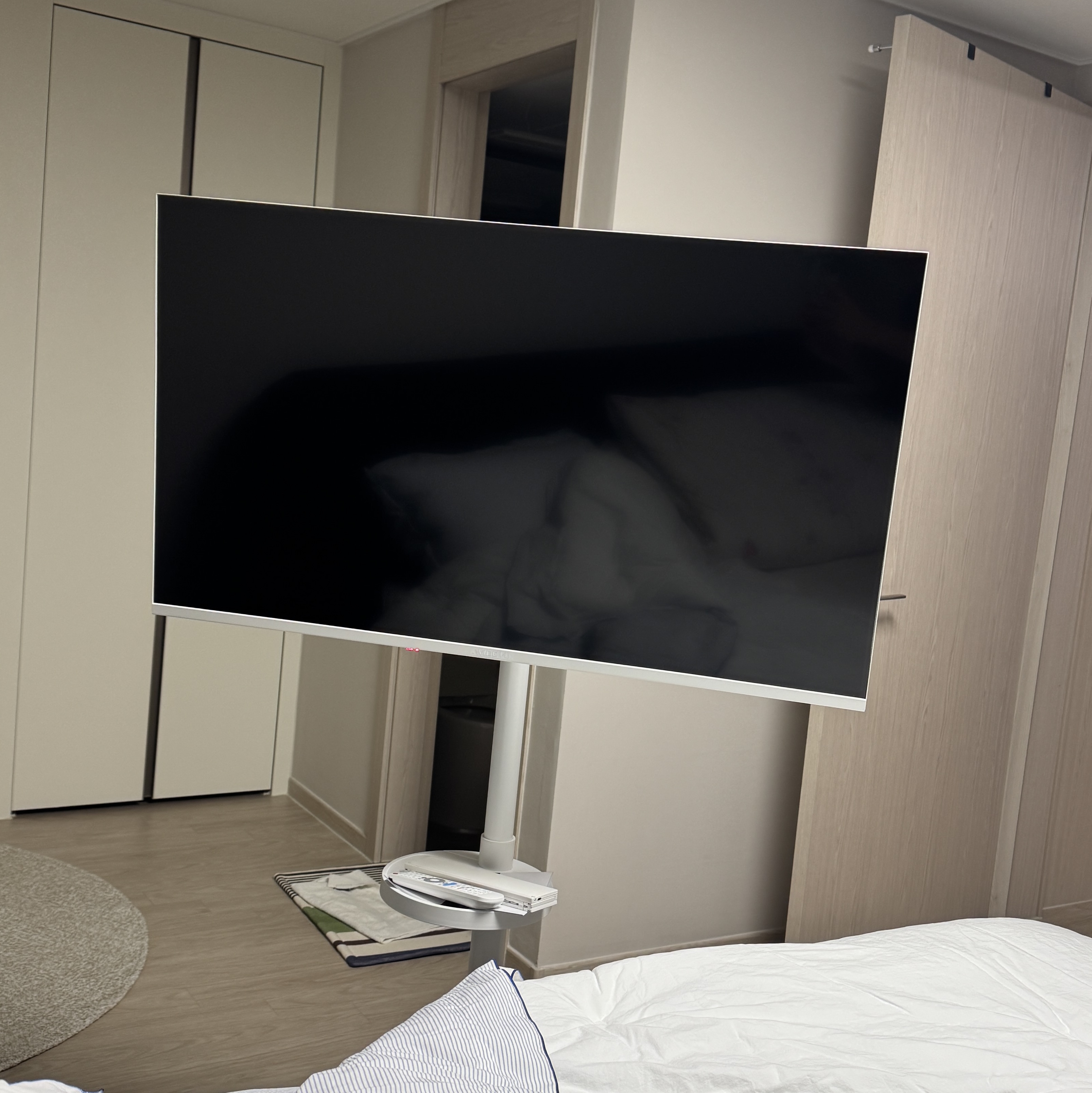 [15% 쿠폰] WIDEVU WideMovingVu White Edition V3 Set QLED 109cm (43 in) 4K UHD Smart Mobile TV 착용 스타일 - 1