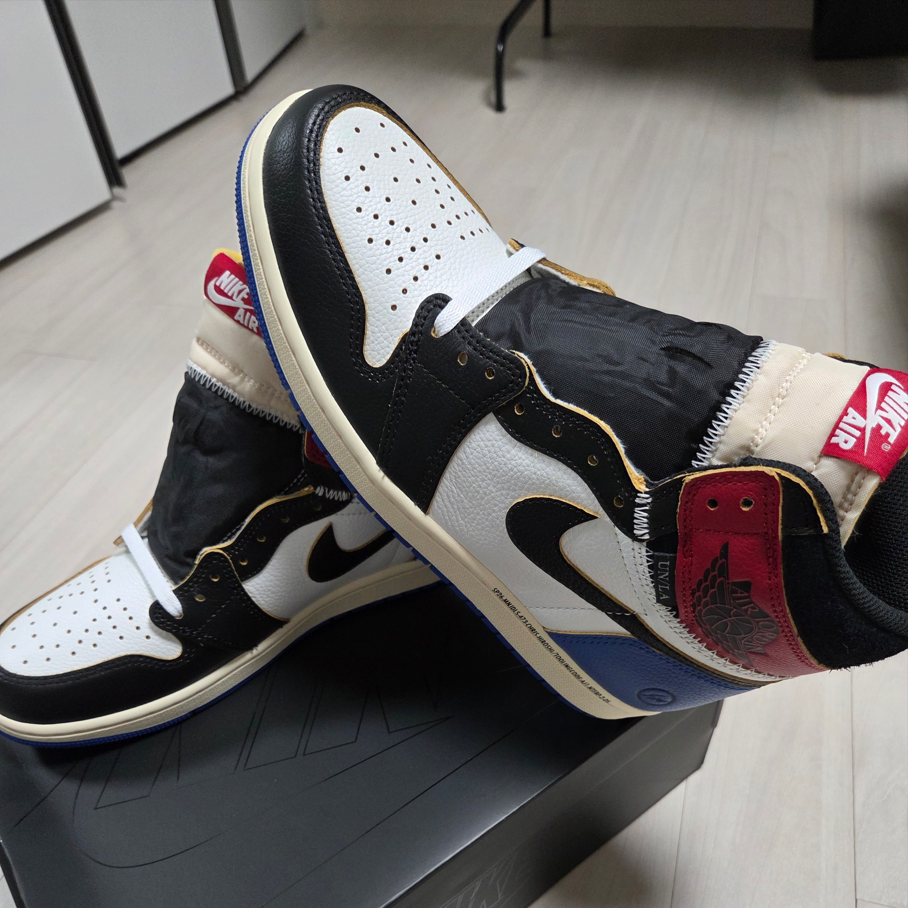 Jordan 1 x Fragment x Union LA Black and Varsity Red 착용 스타일 - 1