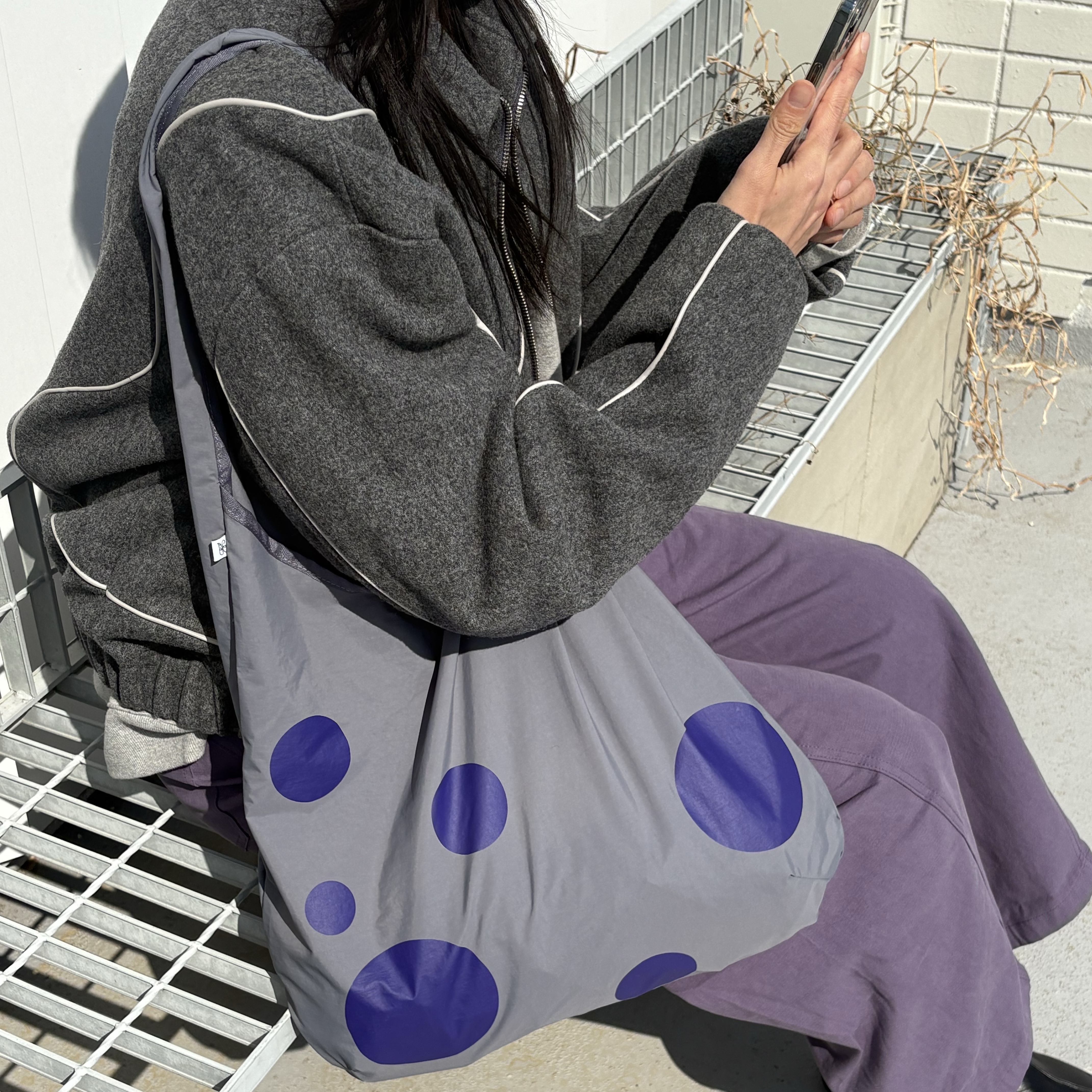 ACOC Dot Bubble Bag Charcoal 착용 스타일 - 1