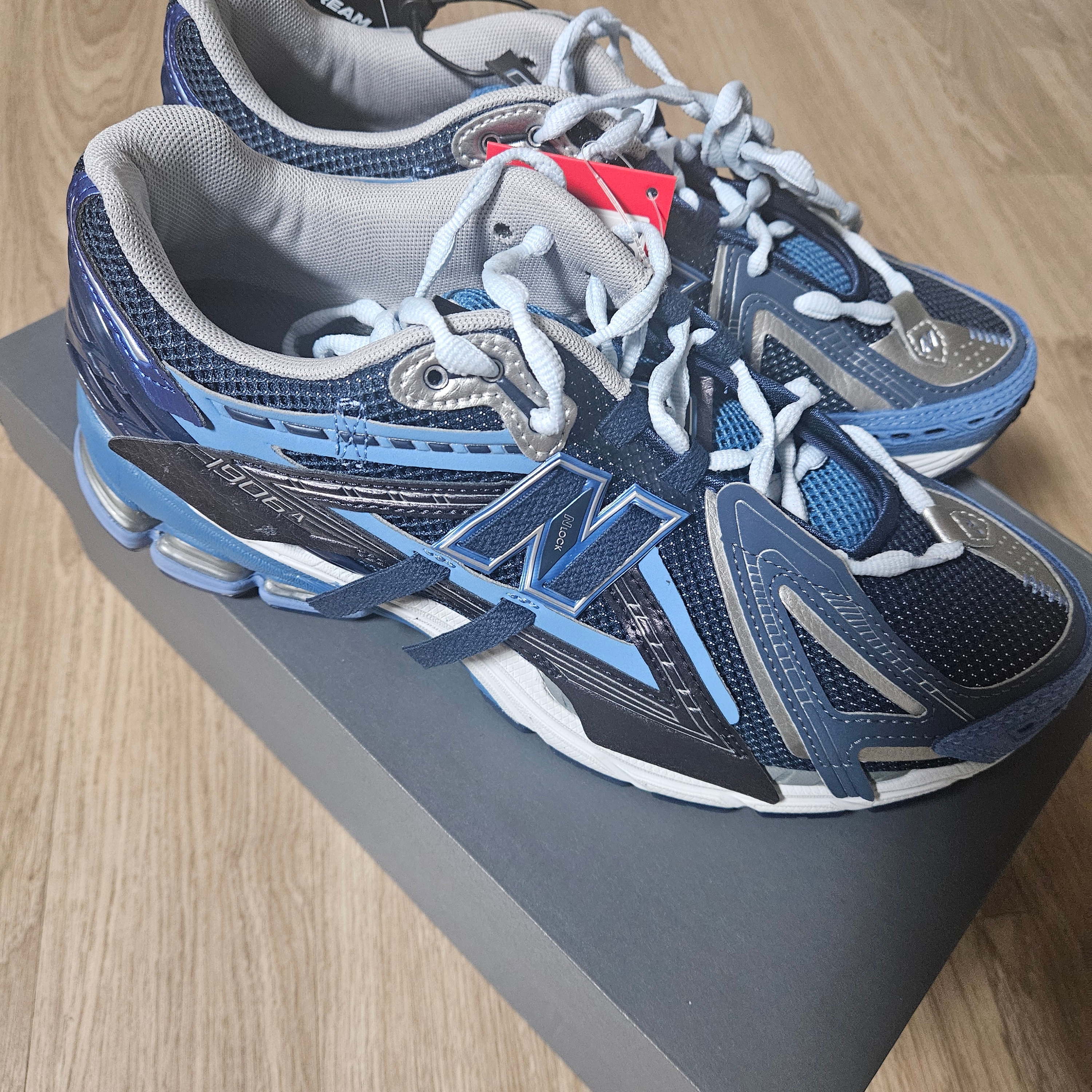 New Balance 1906A Sea Stone Nb Navy 착용 스타일 - 1