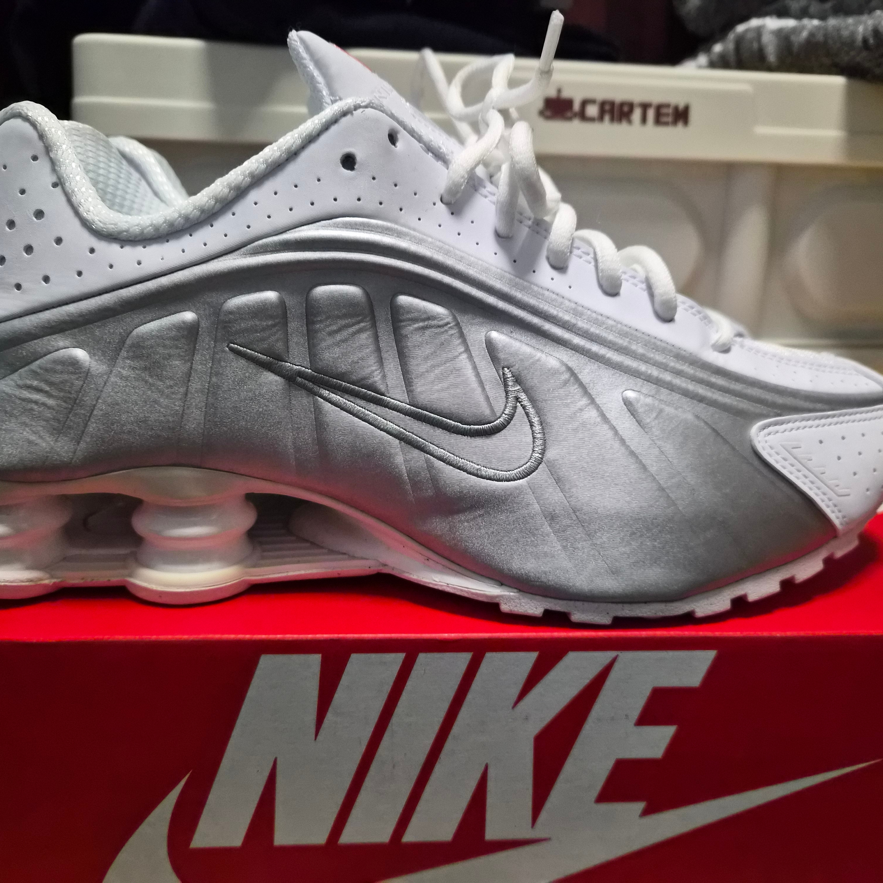 (W) Nike Shox R4 White Metallic Silver 착용 스타일
