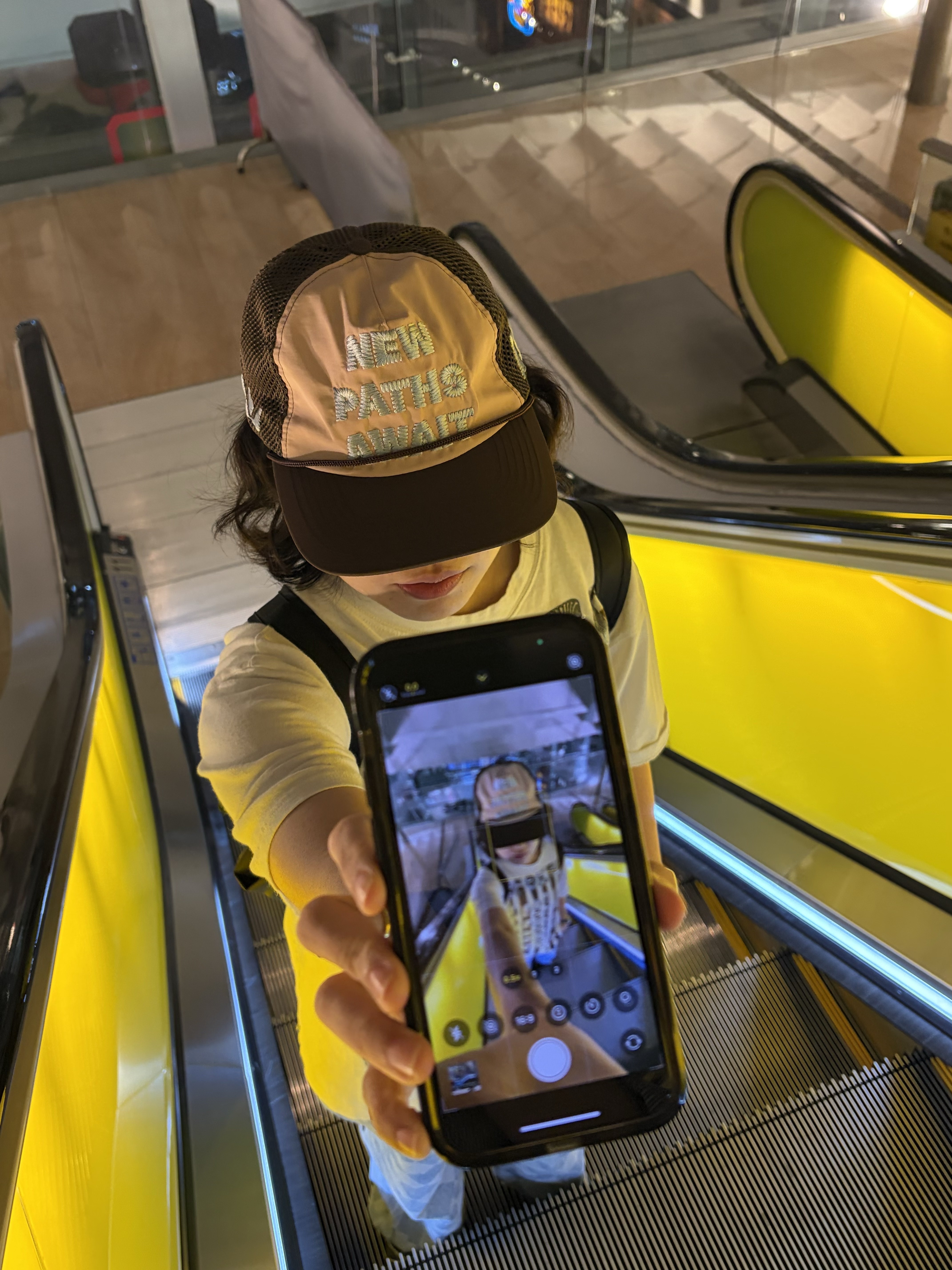 Alex Zono x Woodz New Paths Await Trucker Hat Beige, Kapital 20 Crew T-Shirt White 착용 스타일 - 1