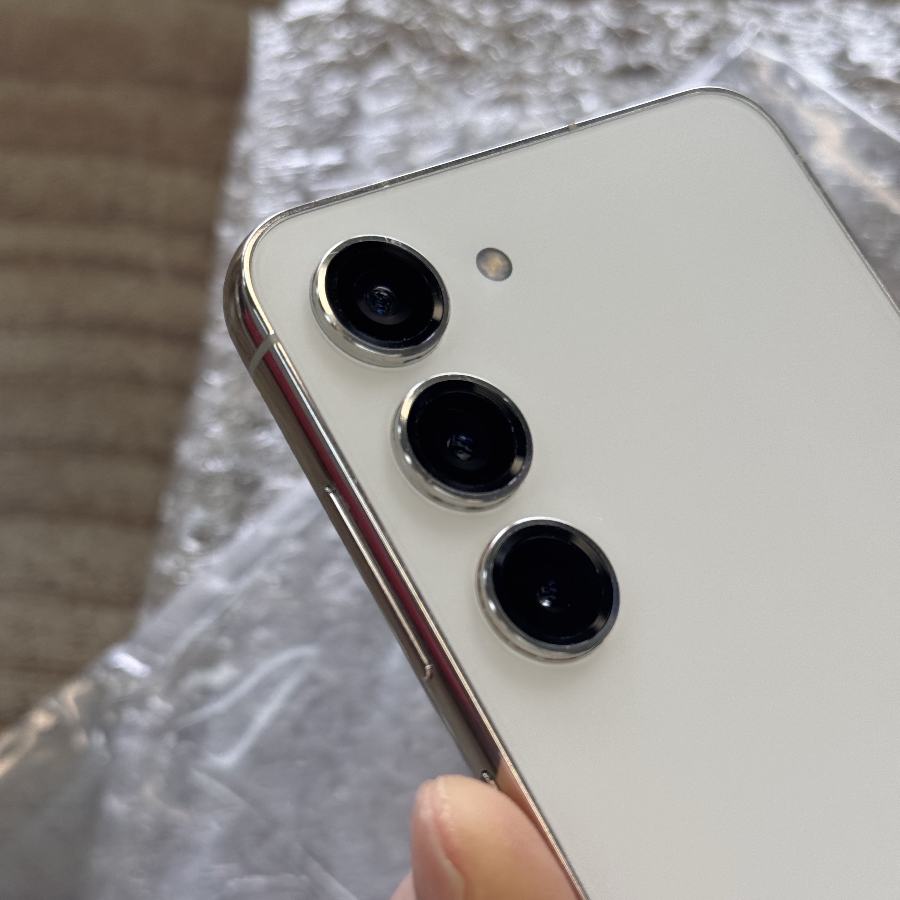 [S등급] Refurbished Galaxy S23 256GB Cream 착용 스타일