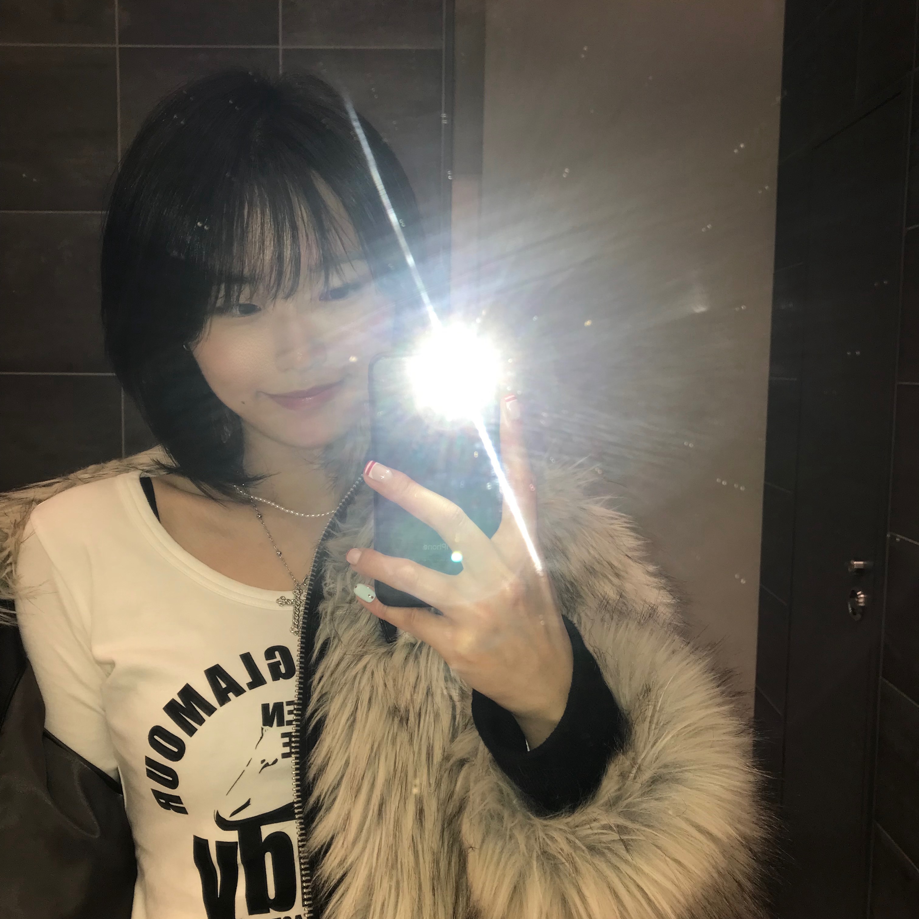 (W) Hysteric Glamour Queen Size Candy Chibi T-Shirt White, (W) Matin Kim Neck Buckle Crop Fur Jumper Ivory 착용 스타일 - 2