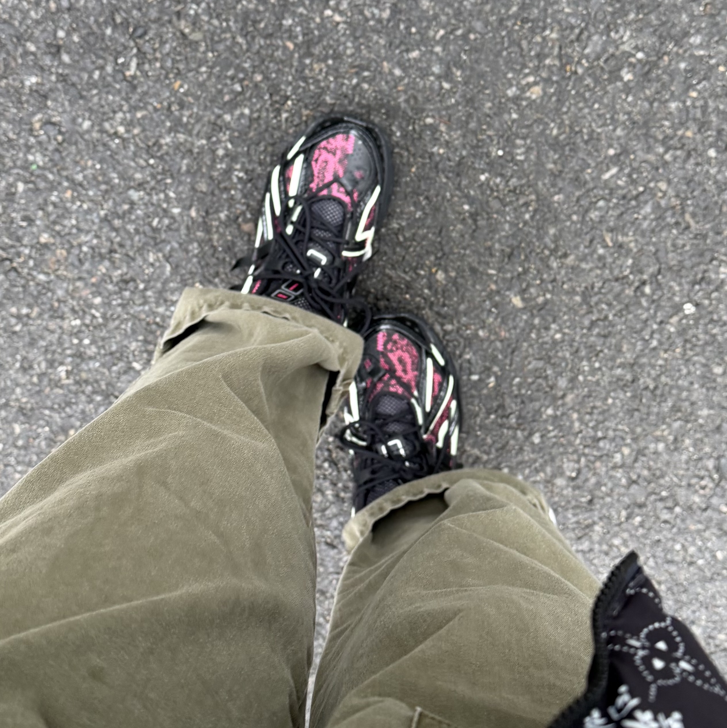New Balance 1906A Black Dragon Berry 착용 스타일 - 1