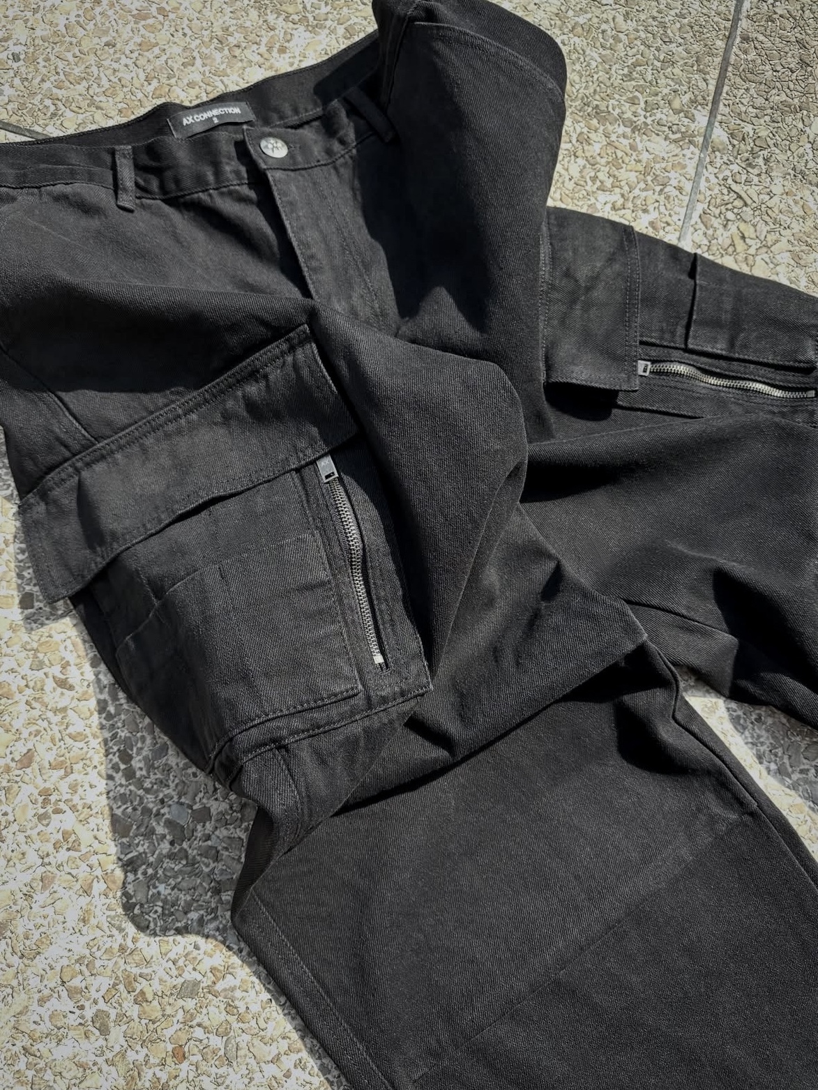 AX CONNECTION Tactical Cargo Washed Wide Denim Pants 착용 스타일 - 2