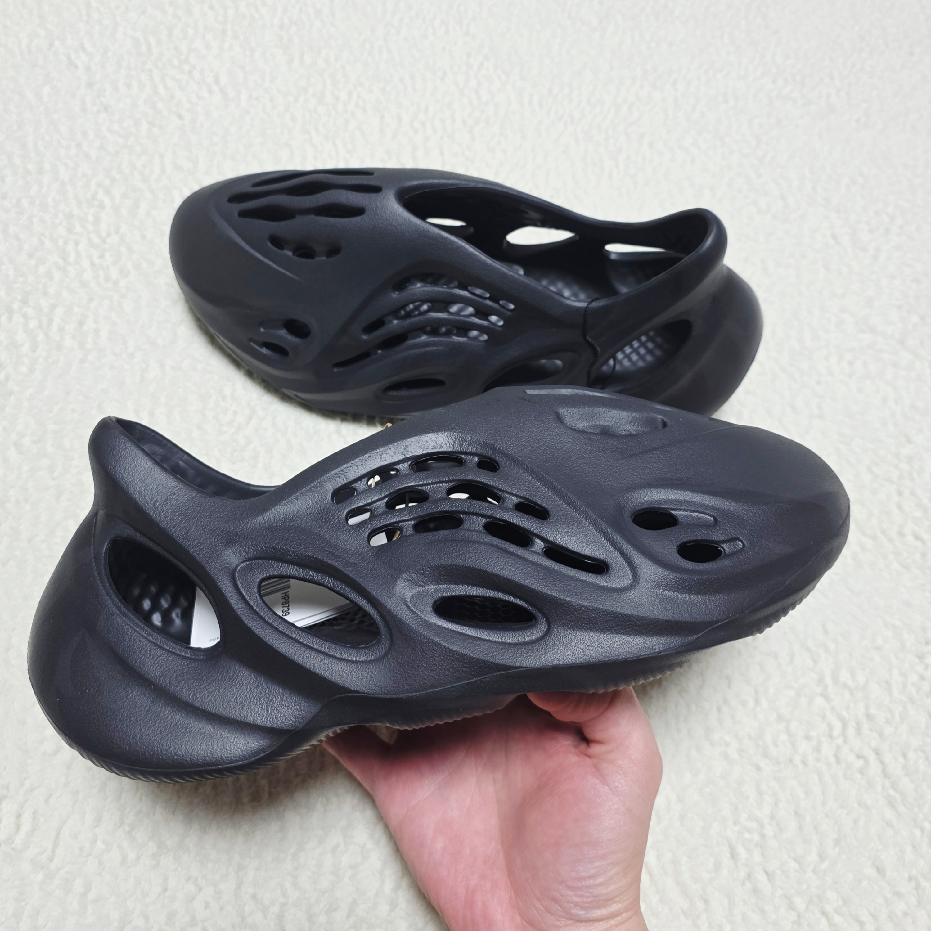 Adidas Yeezy Foam RNNR Onyx 착용 스타일 - 2