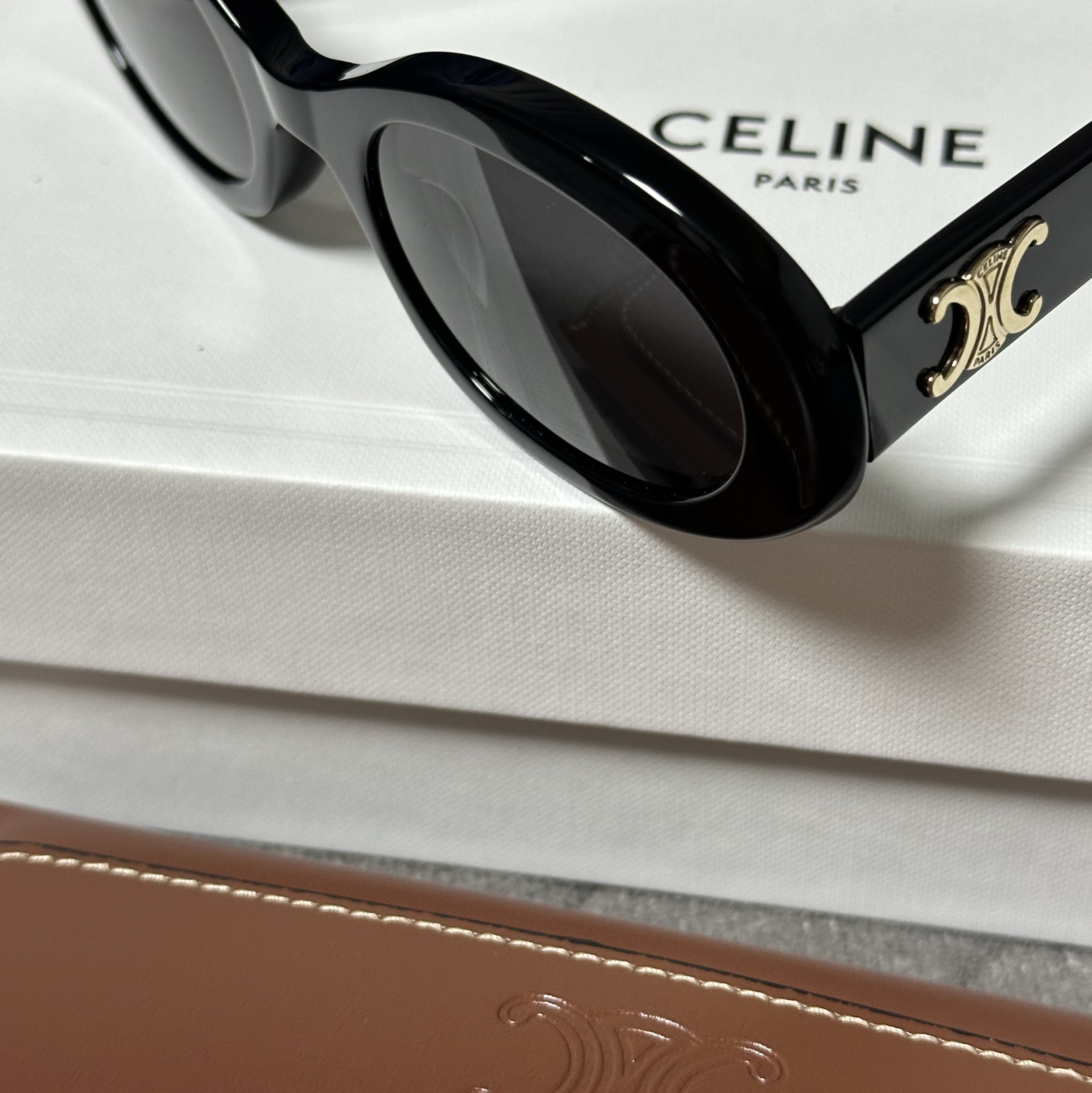 (W) Celine Triomphe 01 Sunglasses in Acetate Black 착용 스타일